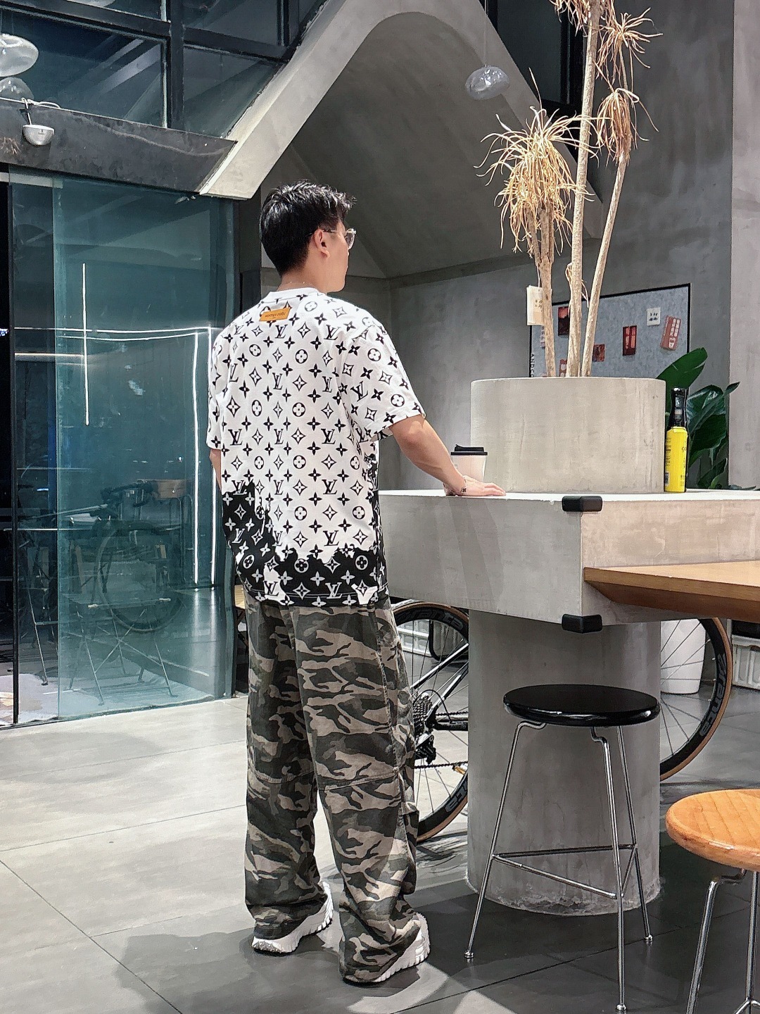 LV 2025春夏新款男女同款👫短袖T恤,!定制专属纯棉面料,定制原版工艺螺纹,胸前重工字母logo工