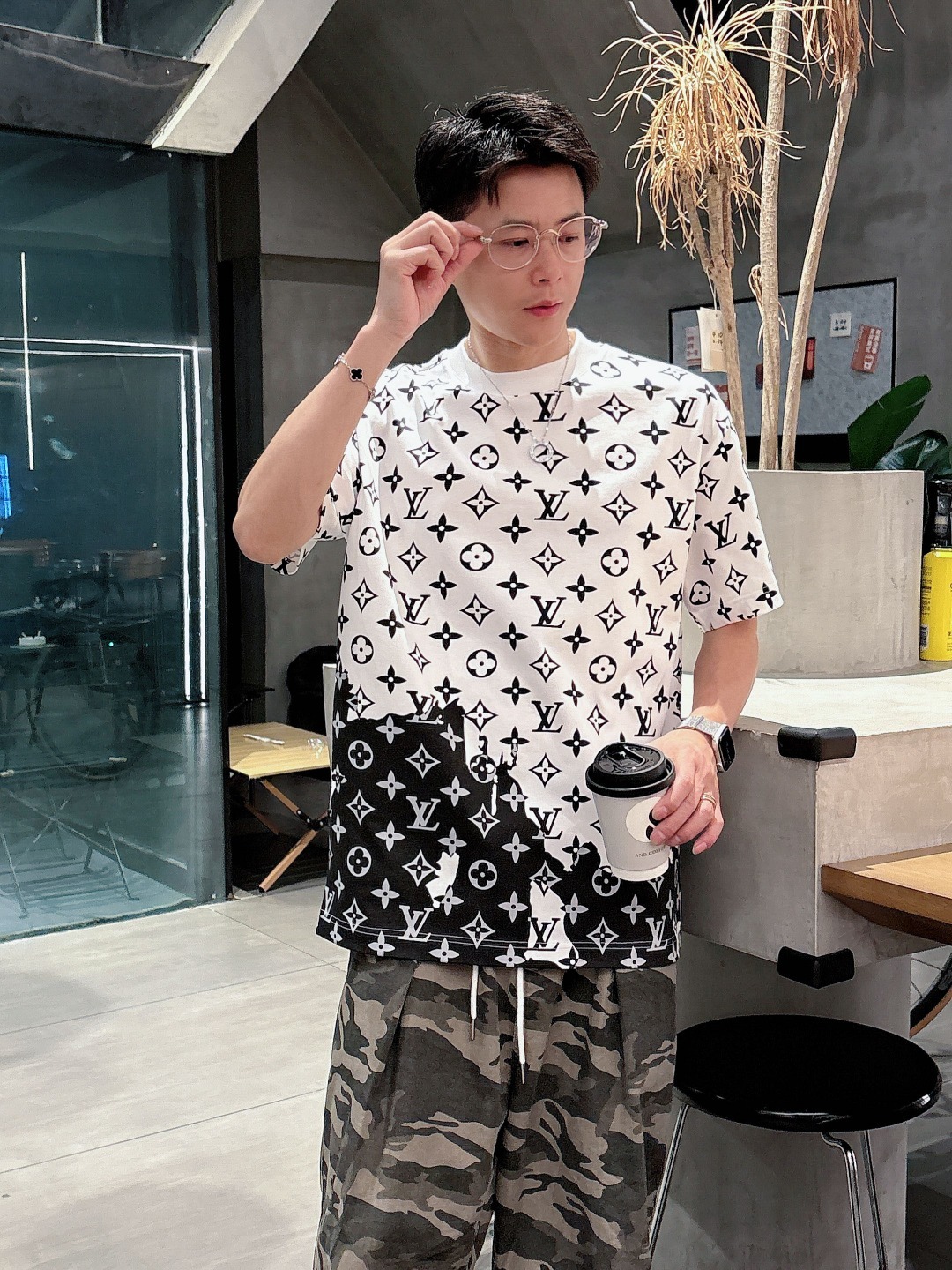 LV 2025春夏新款男女同款👫短袖T恤,!定制专属纯棉面料,定制原版工艺螺纹,胸前重工字母logo工