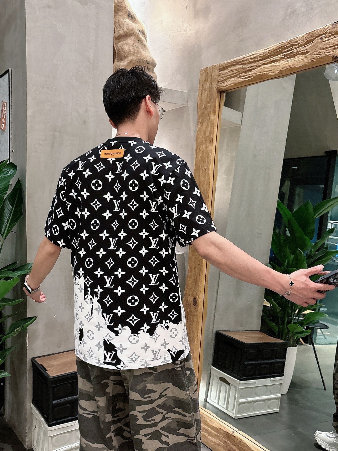 LV 2025春夏新款男女同款👫短袖T恤,!定制专属纯棉面料,定制原版工艺螺纹,胸前重工字母logo工