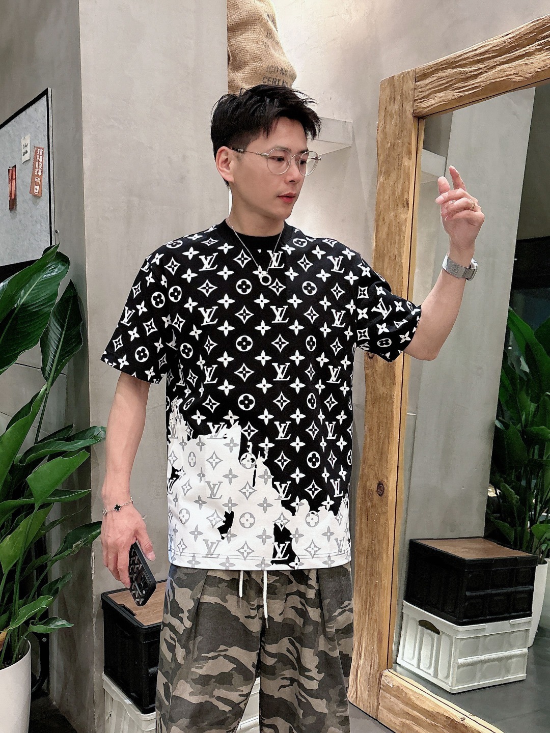 LV 2025春夏新款男女同款👫短袖T恤,!定制专属纯棉面料,定制原版工艺螺纹,胸前重工字母logo工