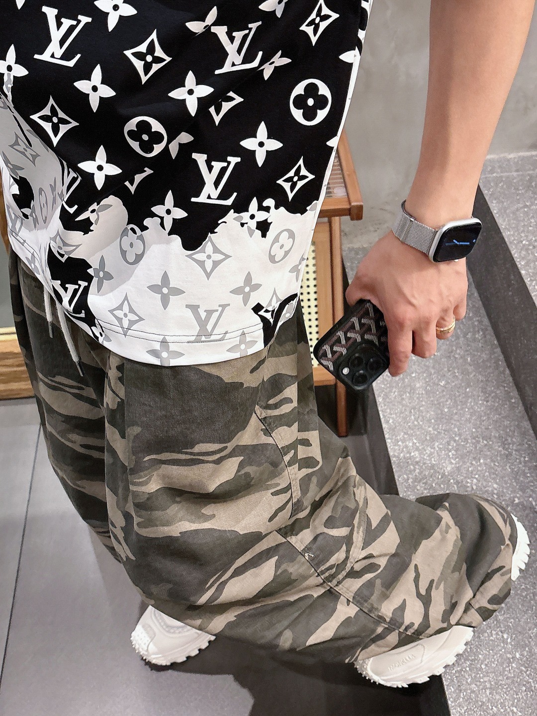 LV 2025春夏新款男女同款👫短袖T恤,!定制专属纯棉面料,定制原版工艺螺纹,胸前重工字母logo工