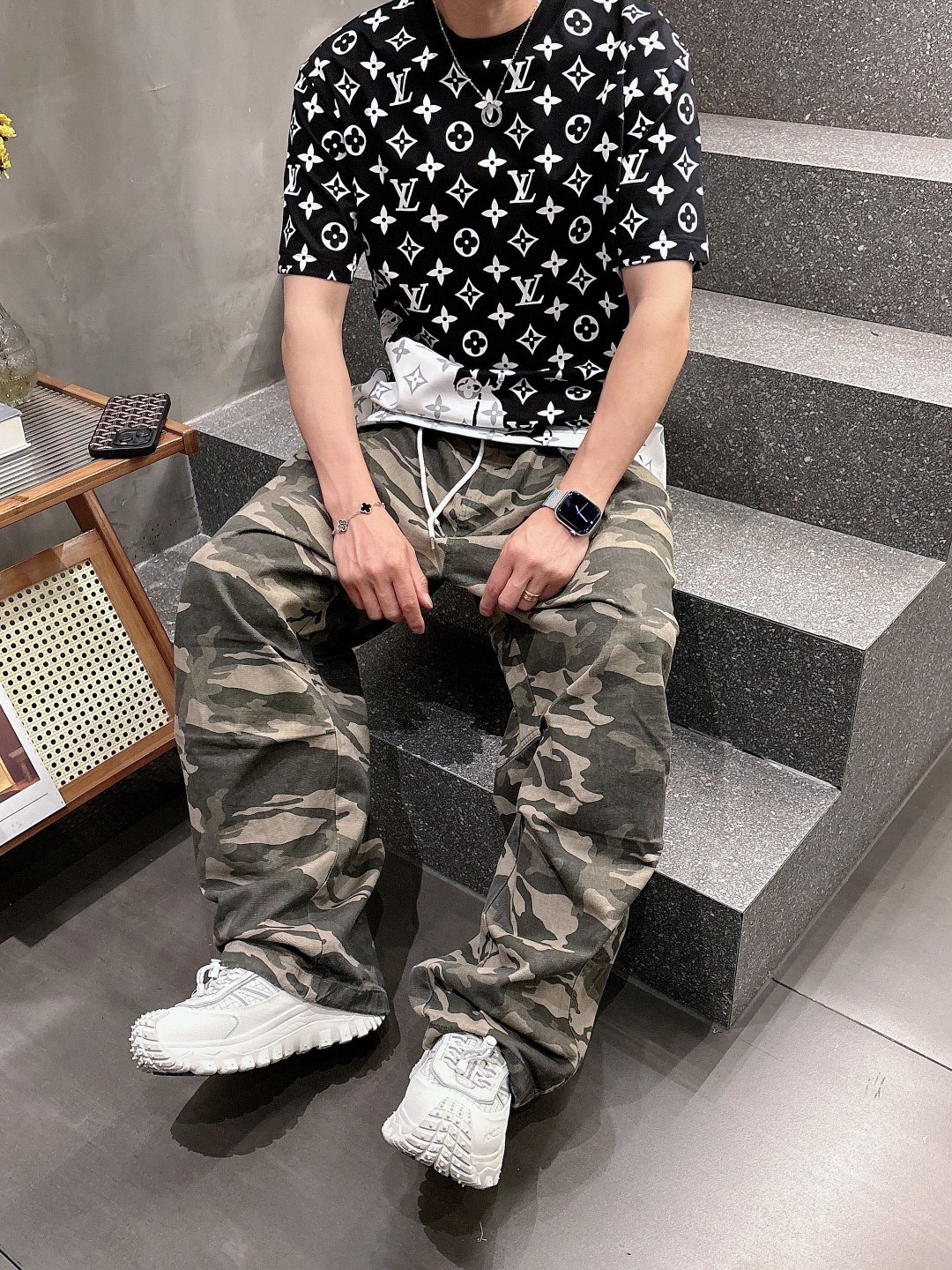 LV 2025春夏新款男女同款👫短袖T恤,!定制专属纯棉面料,定制原版工艺螺纹,胸前重工字母logo工