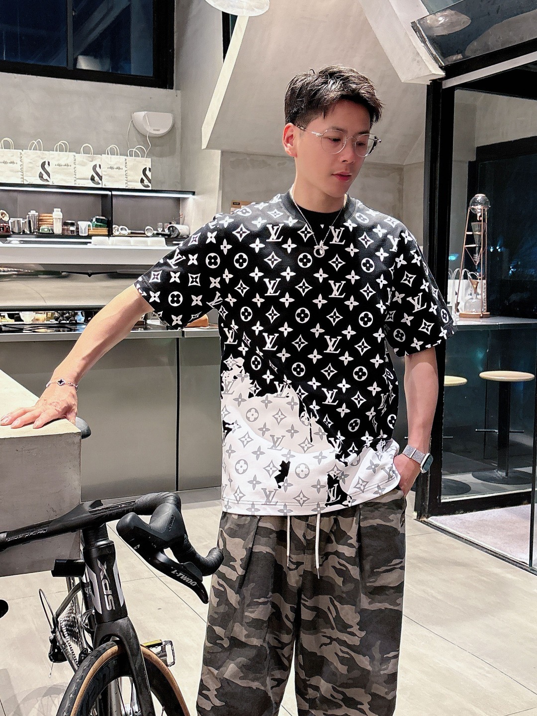 LV 2025春夏新款男女同款👫短袖T恤,!定制专属纯棉面料,定制原版工艺螺纹,胸前重工字母logo工