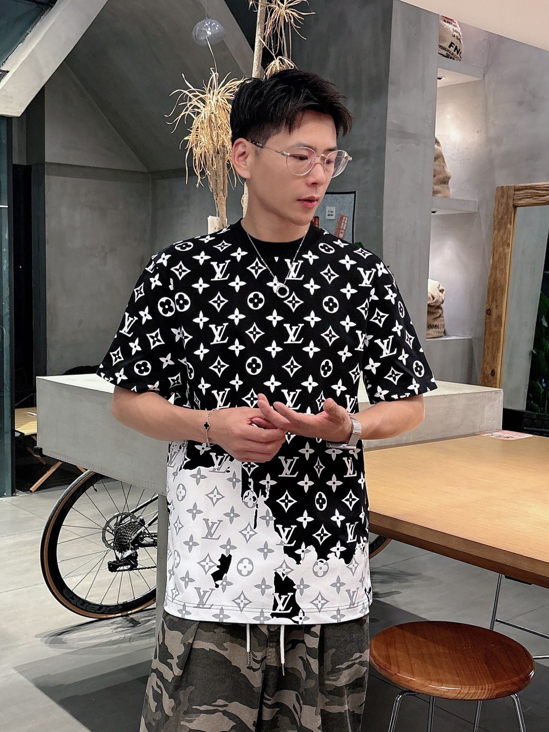 LV 2025春夏新款男女同款👫短袖T恤,!定制专属纯棉面料,定制原版工艺螺纹,胸前重工字母logo工