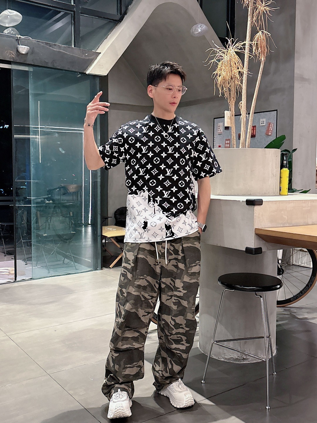 LV 2025春夏新款男女同款👫短袖T恤,!定制专属纯棉面料,定制原版工艺螺纹,胸前重工字母logo工