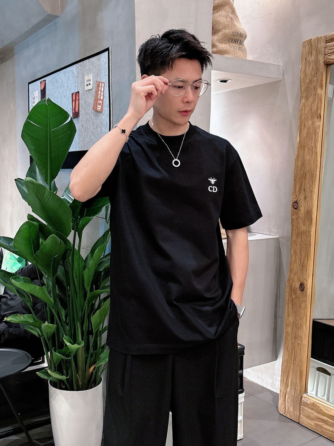  迪奥 2025春夏新款男女同款👫短袖T恤，！定制专属纯棉面料，定制原版工艺螺纹，胸前重工字母logo工