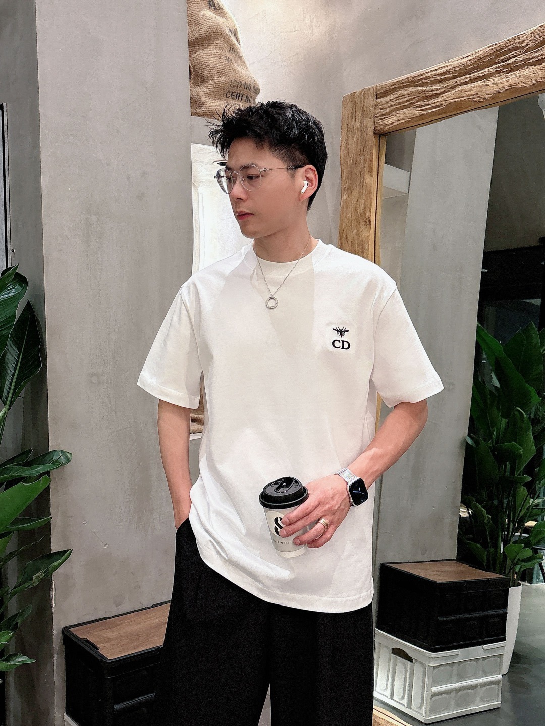 迪奥 2025春夏新款男女同款👫短袖T恤,!定制专属纯棉面料,定制原版工艺螺纹,胸前重工字母logo工
