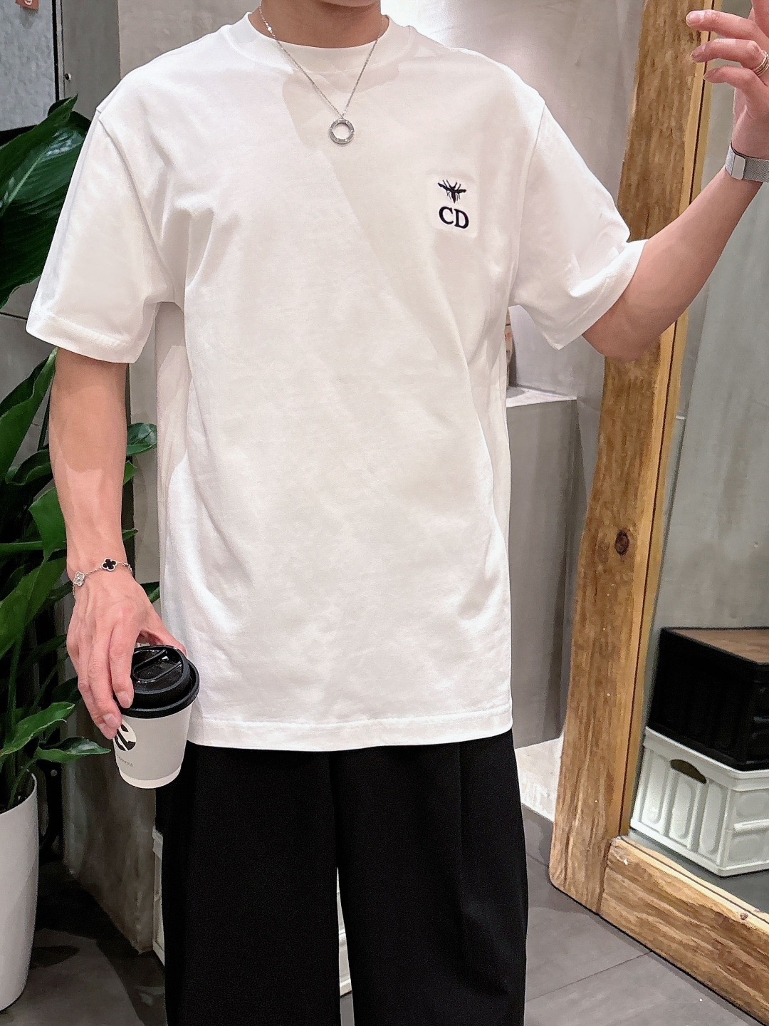 迪奥 2025春夏新款男女同款👫短袖T恤,!定制专属纯棉面料,定制原版工艺螺纹,胸前重工字母logo工