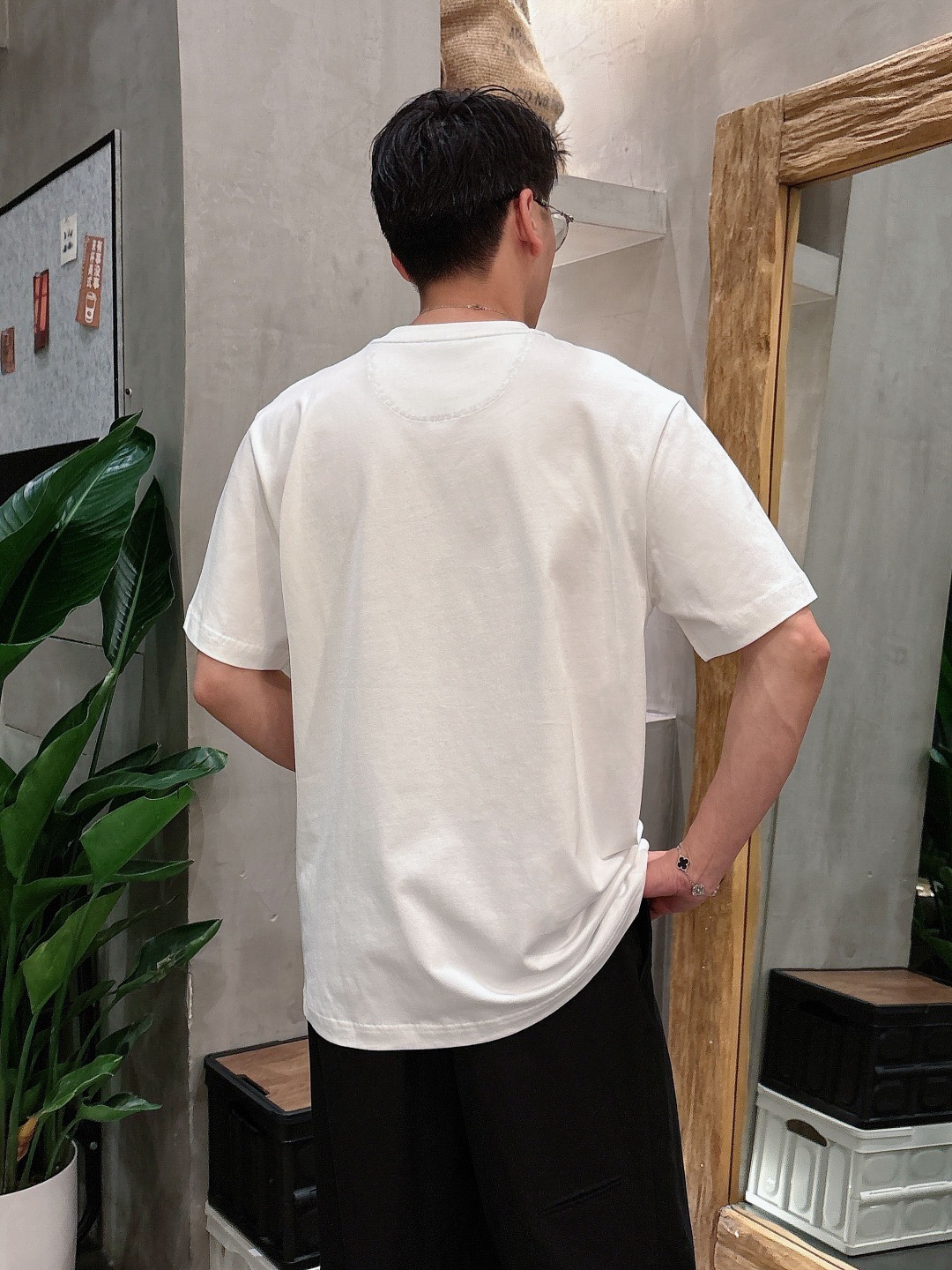 迪奥 2025春夏新款男女同款👫短袖T恤,!定制专属纯棉面料,定制原版工艺螺纹,胸前重工字母logo工