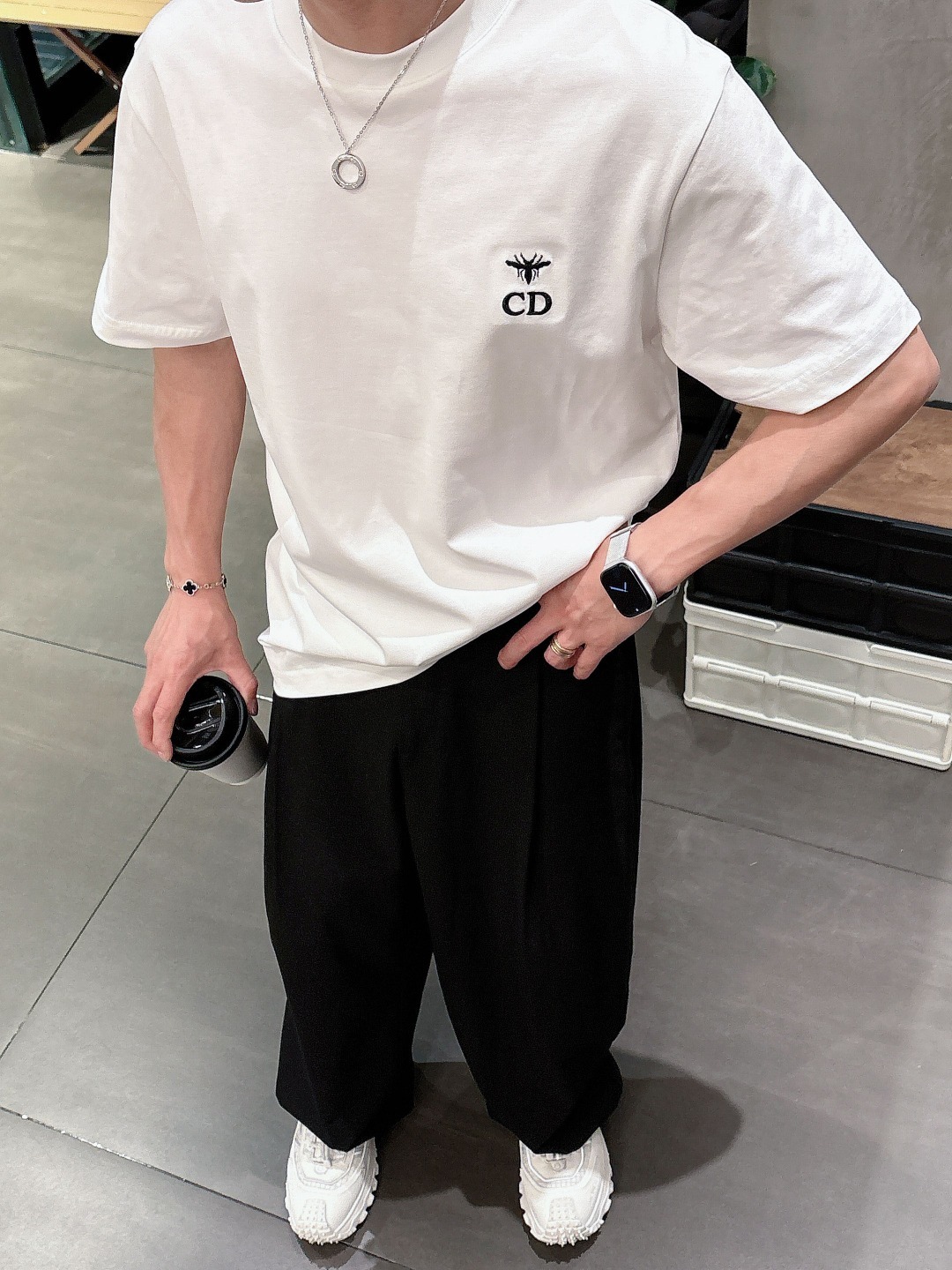 迪奥 2025春夏新款男女同款👫短袖T恤,!定制专属纯棉面料,定制原版工艺螺纹,胸前重工字母logo工