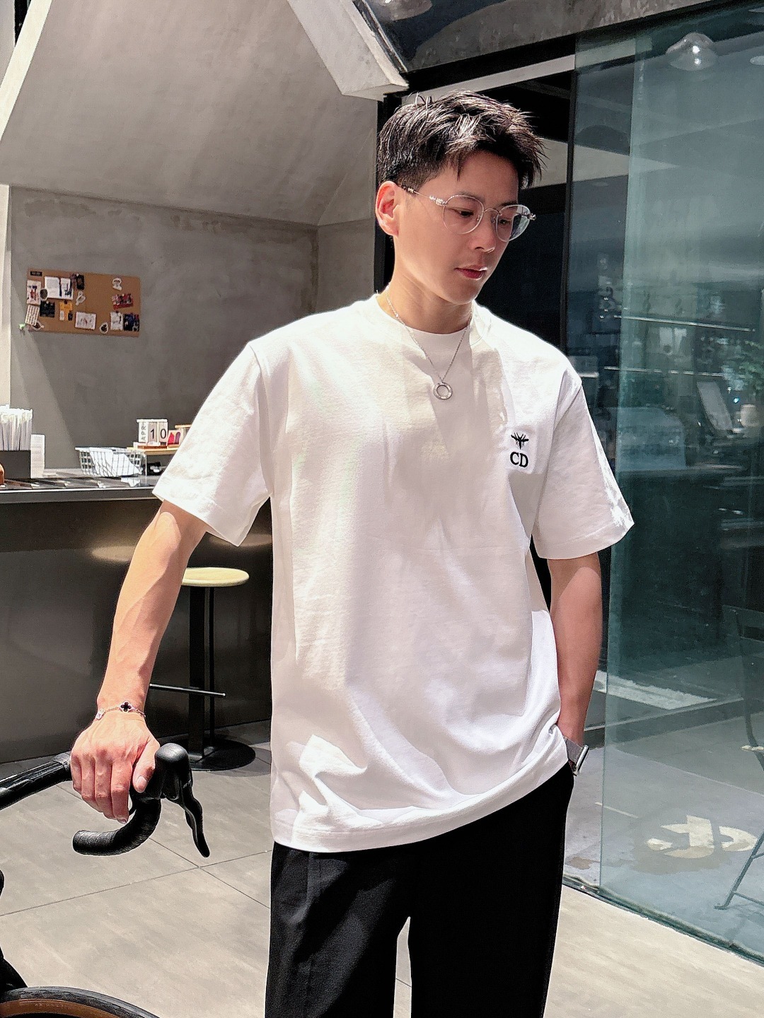 迪奥 2025春夏新款男女同款👫短袖T恤,!定制专属纯棉面料,定制原版工艺螺纹,胸前重工字母logo工
