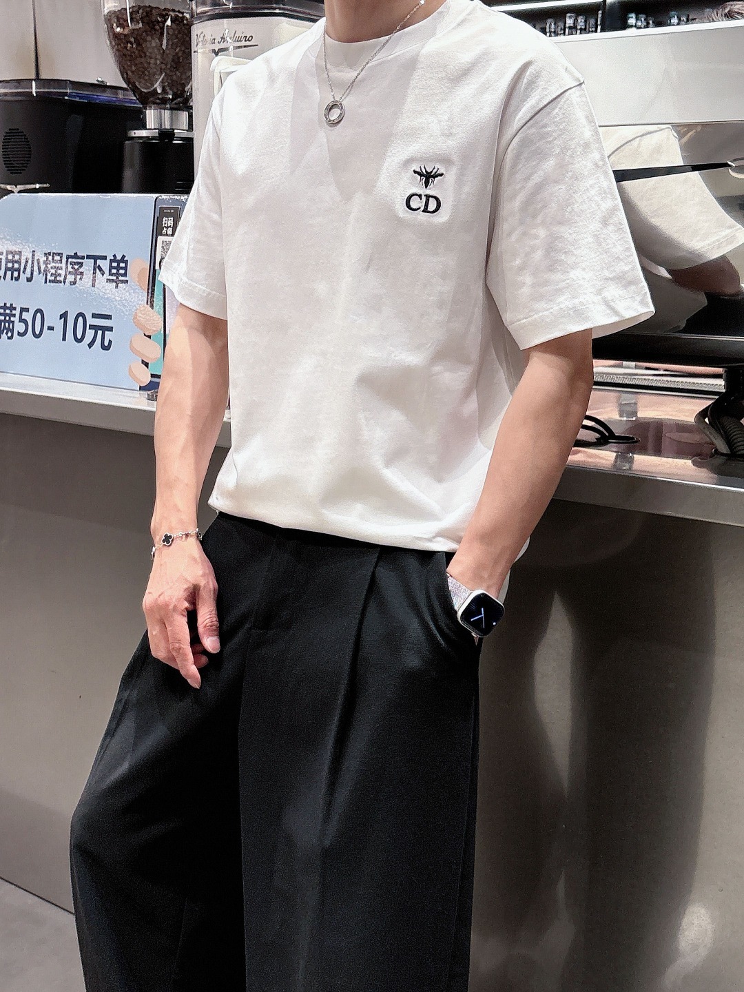 迪奥 2025春夏新款男女同款👫短袖T恤,!定制专属纯棉面料,定制原版工艺螺纹,胸前重工字母logo工