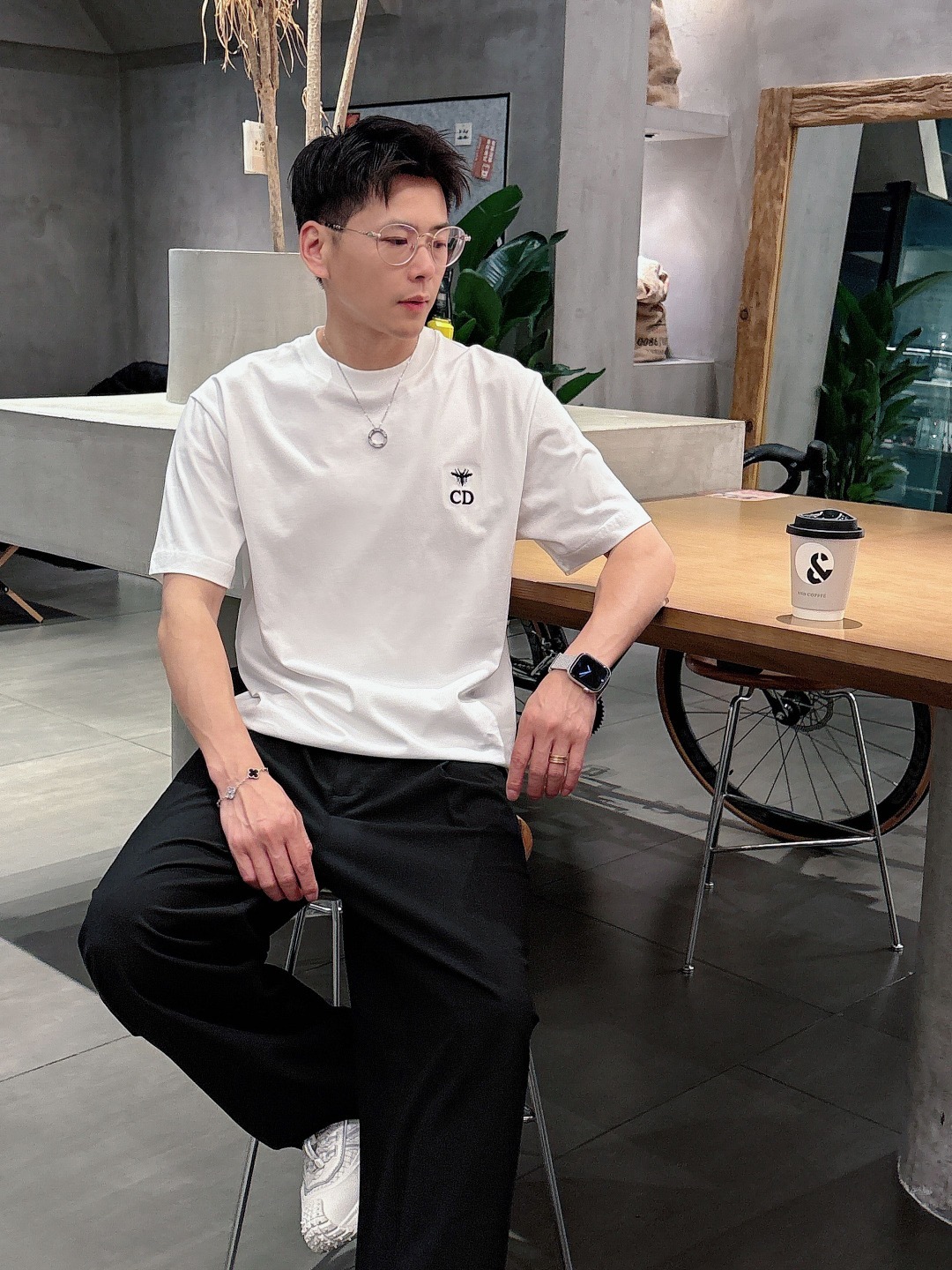 迪奥 2025春夏新款男女同款👫短袖T恤,!定制专属纯棉面料,定制原版工艺螺纹,胸前重工字母logo工