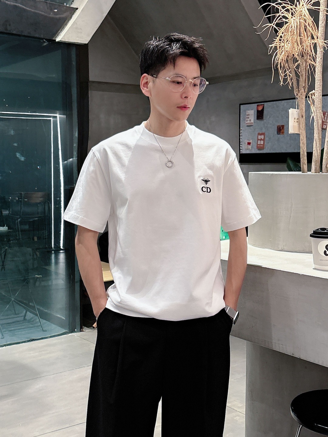 迪奥 2025春夏新款男女同款👫短袖T恤,!定制专属纯棉面料,定制原版工艺螺纹,胸前重工字母logo工