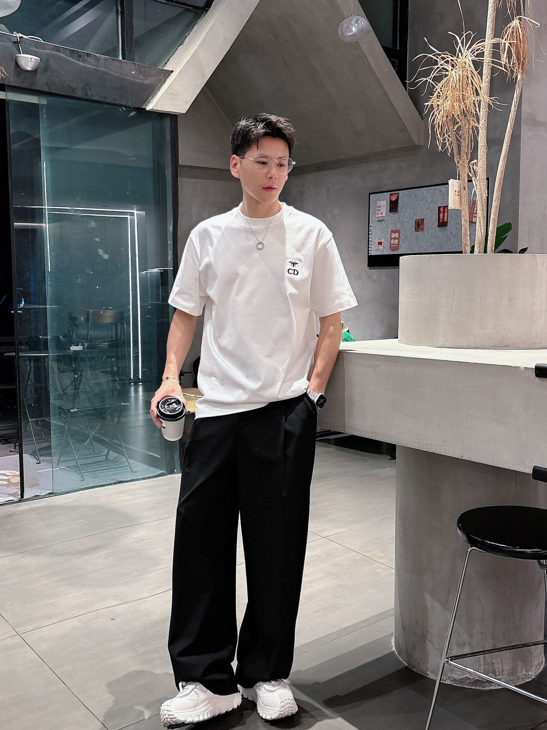 迪奥 2025春夏新款男女同款👫短袖T恤,!定制专属纯棉面料,定制原版工艺螺纹,胸前重工字母logo工