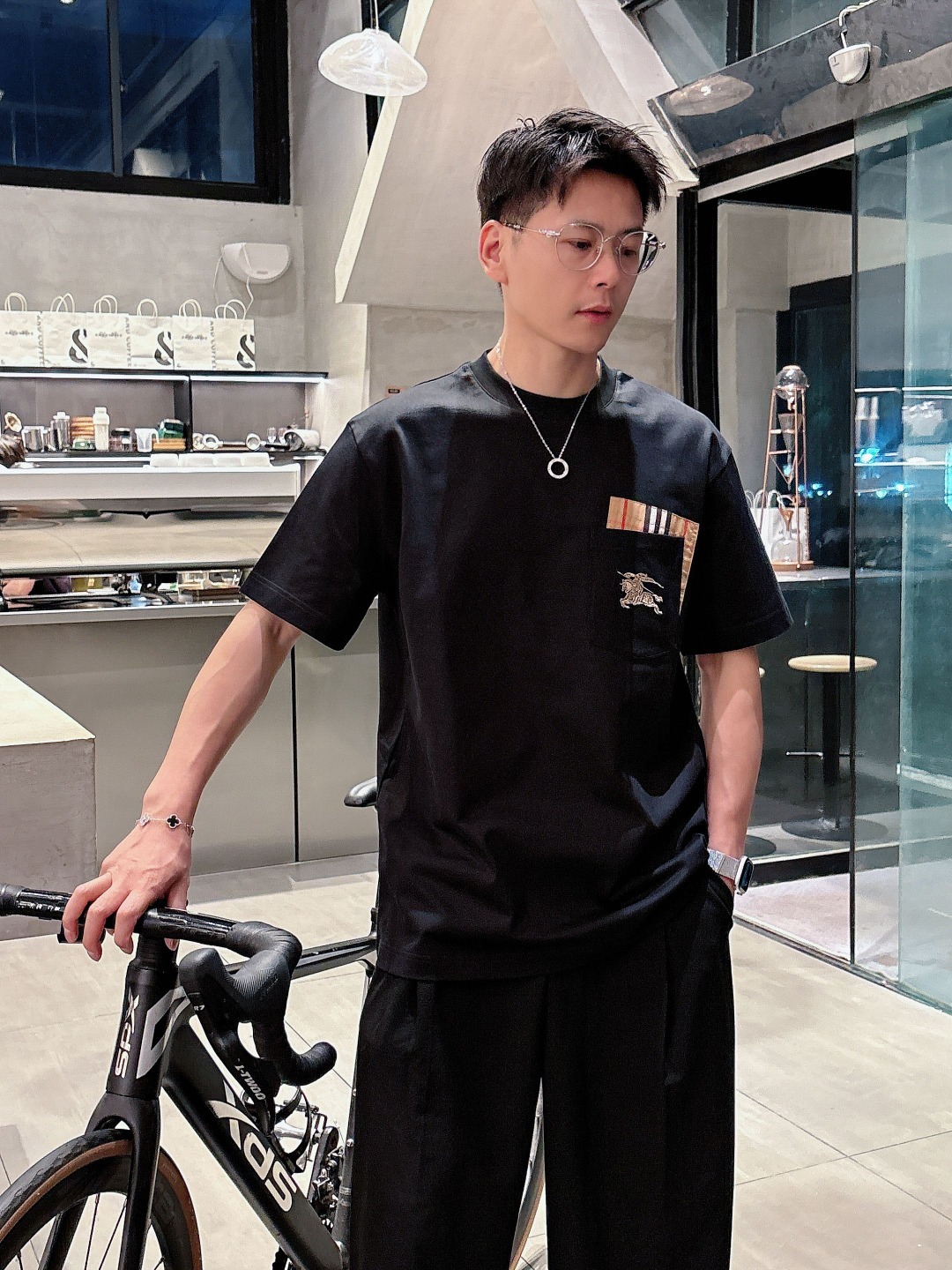 巴宝莉 2025春夏新款男女同款👫短袖T恤,!定制专属纯棉面料,定制原版工艺螺纹,胸前重工字母logo