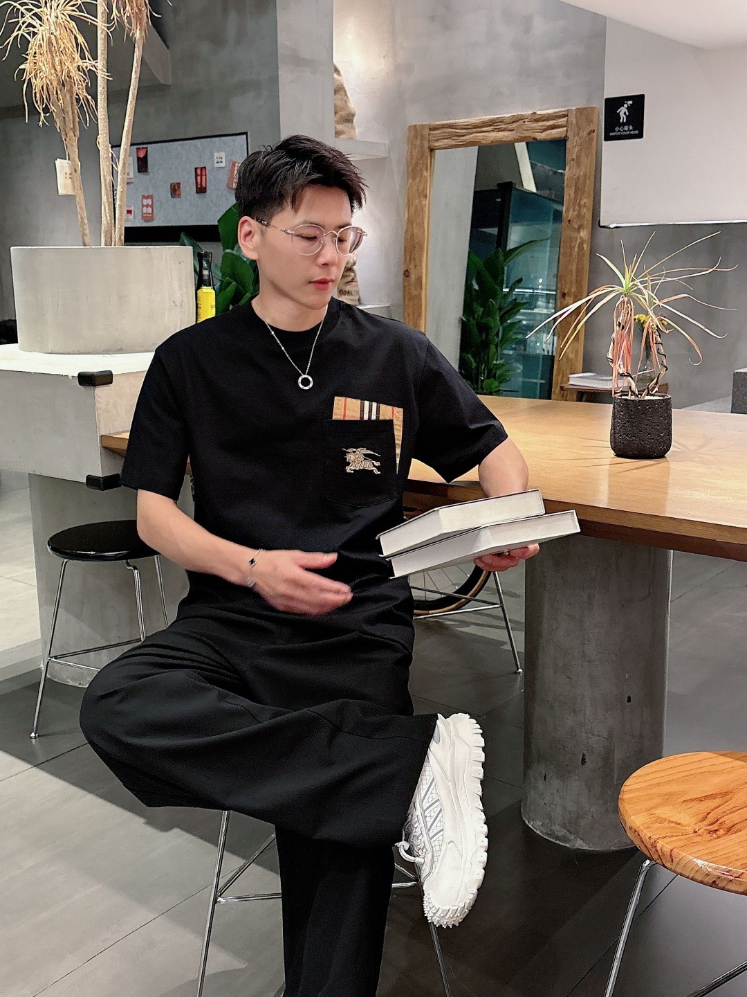 巴宝莉 2025春夏新款男女同款👫短袖T恤,!定制专属纯棉面料,定制原版工艺螺纹,胸前重工字母logo