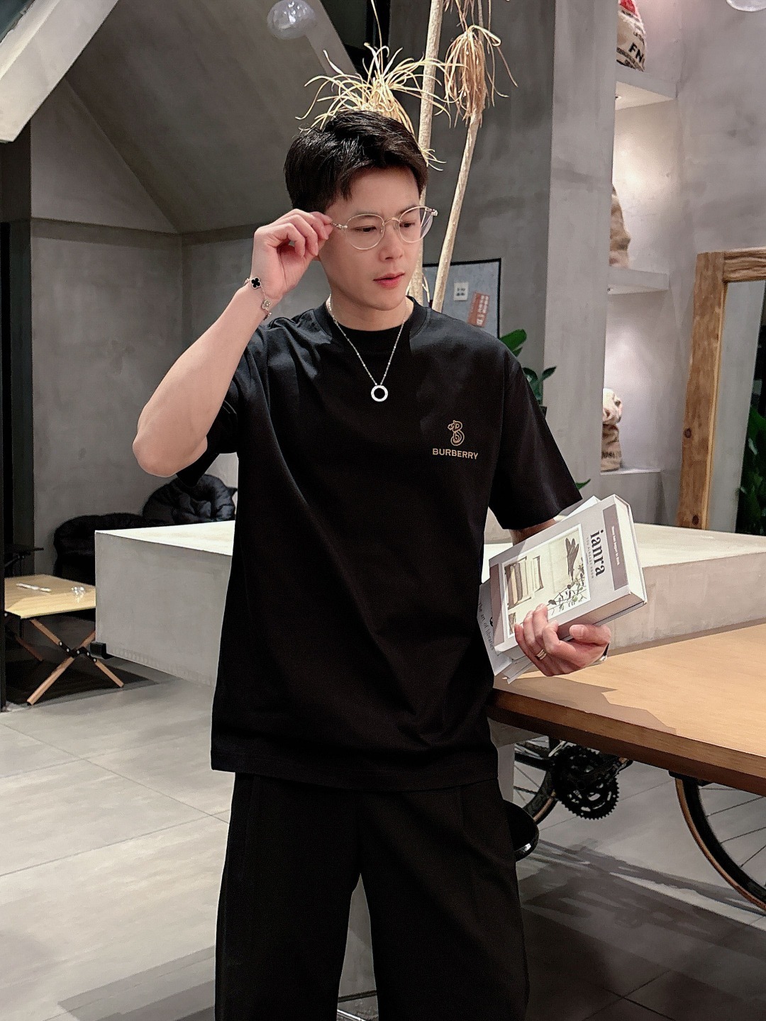 巴宝莉 2025春夏新款男女同款👫短袖T恤,!定制专属纯棉面料,定制原版工艺螺纹,胸前重工字母logo