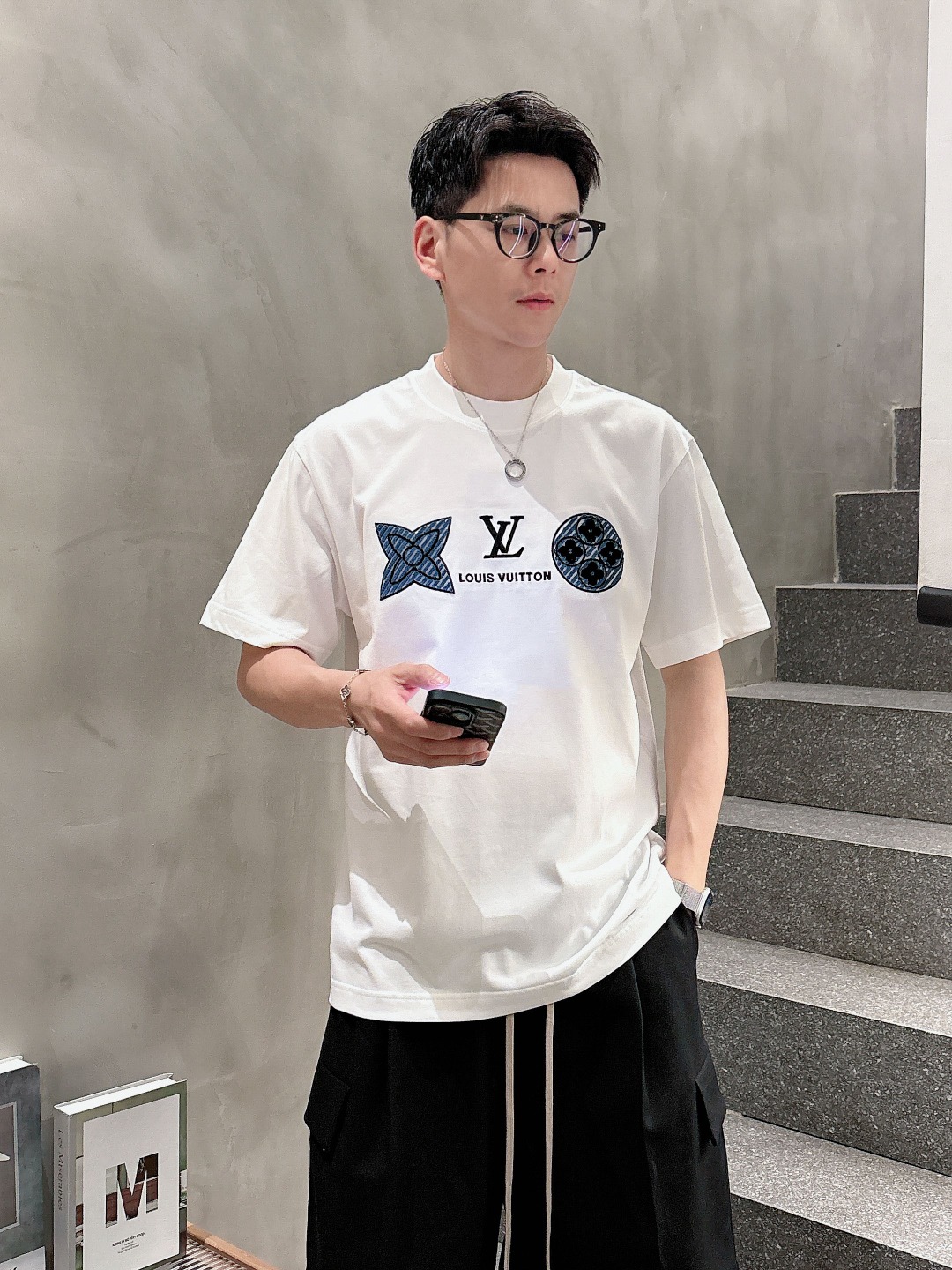 NO:427044,LV summer new men and women's short-sleeved T-shirt,!  Customized exclusive pure cotton fabric, customized original craft threads, and chest heavy-work letter logo craft design!  Simple and generous, calm and versatile, extremely high-end, perfectly integrated with fashion and style, a top fashionable style that perfectly suits the outside wear!  The overall feeling is natural!  The ultimate classic versatile short-sleeved T-shirt is designed with the latest three-dimensional letter logo pattern elements!  The ultimate perfection of heavy industry!  Fans who pursue high quality are please buy them by themselves, and all fans who know the goods are invited to appreciate this model together!  !  Size S-2XL S S S Shoulder Width 46 Bust 102 Clothes 66 Sleeve length 22 M Sleeve width 47 Bust 106 Clothes 67 Sleeve length 23 L Sleeve width 48 Bust 110 Clothes 68 Sleeve length 24 XL Sleeve width 49 Bust 114 Clothes 69 Sleeve length 25 2XL Sleeve width 50 Bust 116 Clothes 70 Sleeve length 26,,louis vuitton,T-shirt,tees,t-shirt,alexander wang19860909LV 夏装新款男女同款短袖T恤,！定制专属纯棉面料,定制原版工艺螺纹,胸前重工字母logo工艺设计！简约大方,从容百搭,档次极高,完美融入时尚还有风情感一款完美符合外穿的顶尖时髦气质款！整体给人浑然天成的感觉！极致经典的百搭型短袖T恤,采用最新的立体字母logo图案元素设计！极致的重工极致的完美！追求高品质的粉丝们请自行抢购,诚邀所有识货的粉丝一同鉴赏此款！！ 尺码S-2XL S码肩宽46 胸围102 衣长66 袖长22 M码肩宽47 胸围106 衣长67 袖长23 L码肩宽48 胸围110 衣长68 袖长24 XL码肩宽49 胸围114 衣长69 袖长25 2XL码肩宽50 胸围116 衣长70 袖长26,,louis vuitton,T-shirt,tees，t-shirt,alexander wang,Men's clothing