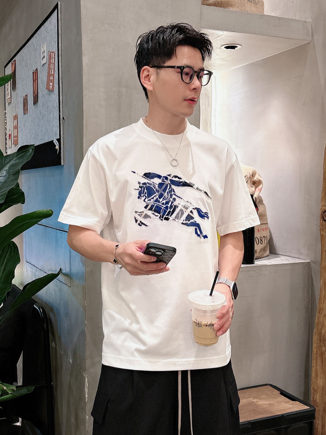 NO:427049,Burberry summer new short-sleeved T-shirt for men and women,!  Customized exclusive pure cotton fabric, customized original craft threads, and chest heavy-work letter logo craft design!  Simple and generous, calm and versatile, extremely high-end, perfectly integrated with fashion and style, a top fashionable style that perfectly suits the outside wear!  The overall feeling is natural!  The ultimate classic versatile short-sleeved T-shirt is designed with the latest three-dimensional letter logo pattern elements!  The ultimate perfection of heavy industry!  Fans who pursue high quality are please buy them by themselves, and all fans who know the goods are invited to appreciate this model together!  !  Size S-2XL S S S Shoulder Width 46 Bust 102 Clothes 66 Sleeve length 22 M Sleeve width 47 Bust 106 Clothes 67 Sleeve length 23 L Sleeve width 48 Bust 110 Clothes 68 Sleeve length 24 XL Sleeve width 49 Bust 114 Clothes 69 Sleeve length 25 2XL Sleeve width 50 Bust 116 Clothes 70 Sleeve length 26,,burberry,T-shirt,tees,t-shirt,alexander wang19860909巴宝莉 夏装新款男女同款短袖T恤,！定制专属纯棉面料,定制原版工艺螺纹,胸前重工字母logo工艺设计！简约大方,从容百搭,档次极高,完美融入时尚还有风情感一款完美符合外穿的顶尖时髦气质款！整体给人浑然天成的感觉！极致经典的百搭型短袖T恤,采用最新的立体字母logo图案元素设计！极致的重工极致的完美！追求高品质的粉丝们请自行抢购,诚邀所有识货的粉丝一同鉴赏此款！！ 尺码S-2XL S码肩宽46 胸围102 衣长66 袖长22 M码肩宽47 胸围106 衣长67 袖长23 L码肩宽48 胸围110 衣长68 袖长24 XL码肩宽49 胸围114 衣长69 袖长25 2XL码肩宽50 胸围116 衣长70 袖长26,,burberry,T-shirt,tees，t-shirt,alexander wang,Men's clothing