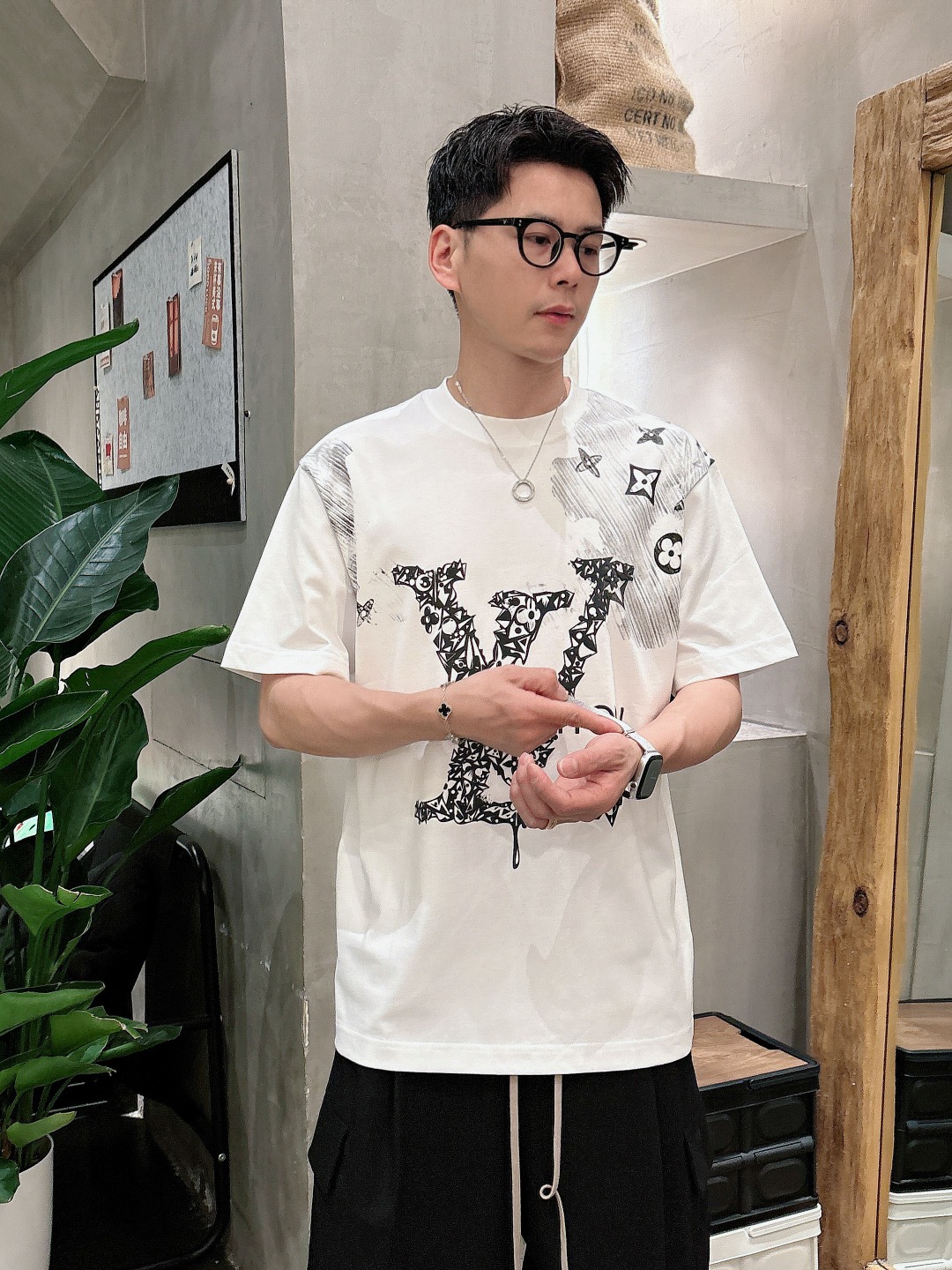 NO:427008,LV summer new men and women's short-sleeved T-shirt,!  Customized exclusive pure cotton fabric, customized original craft threads, and chest heavy-work letter logo craft design!  Simple and generous, calm and versatile, extremely high-end, perfectly integrated with fashion and style, a top fashionable style that perfectly suits the outside wear!  The overall feeling is natural!  The ultimate classic versatile short-sleeved T-shirt is designed with the latest three-dimensional letter logo pattern elements!  The ultimate perfection of heavy industry!  Fans who pursue high quality are please buy them by themselves, and all fans who know the goods are invited to appreciate this model together!  !  Size S-2XL S S S Shoulder Width 46 Bust 102 Clothes 66 Sleeve length 22 M Sleeve width 47 Bust 106 Clothes 67 Sleeve length 23 L Sleeve width 48 Bust 110 Clothes 68 Sleeve length 24 XL Sleeve width 49 Bust 114 Clothes 69 Sleeve length 25 2XL Sleeve width 50 Bust 116 Clothes 70 Sleeve length 26,,louis vuitton,T-shirt,tees,t-shirt,alexander wang19860909LV 夏装新款男女同款短袖T恤,！定制专属纯棉面料,定制原版工艺螺纹,胸前重工字母logo工艺设计！简约大方,从容百搭,档次极高,完美融入时尚还有风情感一款完美符合外穿的顶尖时髦气质款！整体给人浑然天成的感觉！极致经典的百搭型短袖T恤,采用最新的立体字母logo图案元素设计！极致的重工极致的完美！追求高品质的粉丝们请自行抢购,诚邀所有识货的粉丝一同鉴赏此款！！ 尺码S-2XL S码肩宽46 胸围102 衣长66 袖长22 M码肩宽47 胸围106 衣长67 袖长23 L码肩宽48 胸围110 衣长68 袖长24 XL码肩宽49 胸围114 衣长69 袖长25 2XL码肩宽50 胸围116 衣长70 袖长26,,louis vuitton,T-shirt,tees，t-shirt,alexander wang,Men's clothing