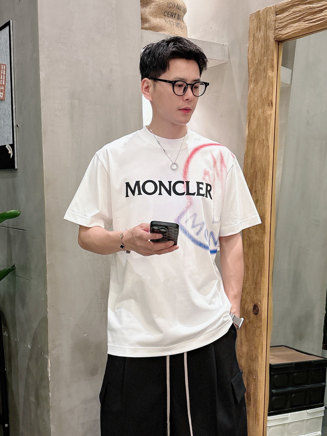 NO:427012,A new short-sleeved T-shirt for men and women in the same style,!  Customized exclusive pure cotton fabric, customized original craft threads, and chest heavy-work letter logo craft design!  Simple and generous, calm and versatile, extremely high-end, perfectly integrated with fashion and style, a top fashionable style that perfectly suits the outside wear!  The overall feeling is natural!  The ultimate classic versatile short-sleeved T-shirt is designed with the latest three-dimensional letter logo pattern elements!  The ultimate perfection of heavy industry!  Fans who pursue high quality are please buy them by themselves, and all fans who know the goods are invited to appreciate this model together!  !  Size S-2XL S S S Shoulder Width 46 Bust 102 Clothes 66 Sleeve length 22 M Sleeve width 47 Bust 106 Clothes 67 Sleeve length 23 L Sleeve width 48 Bust 110 Clothes 68 Sleeve length 24 XL Sleeve width 49 Bust 114 Clothes 69 Sleeve length 25 2XL Sleeve width 50 Bust 116 Clothes 70 Sleeve length 26, Moncler, T-shirt,tees, t-shirt,alexander wang19860909蒙口 夏装新款男女同款短袖T恤,！定制专属纯棉面料,定制原版工艺螺纹,胸前重工字母logo工艺设计！简约大方,从容百搭,档次极高,完美融入时尚还有风情感一款完美符合外穿的顶尖时髦气质款！整体给人浑然天成的感觉！极致经典的百搭型短袖T恤,采用最新的立体字母logo图案元素设计！极致的重工极致的完美！追求高品质的粉丝们请自行抢购,诚邀所有识货的粉丝一同鉴赏此款！！ 尺码S-2XL S码肩宽46 胸围102 衣长66 袖长22 M码肩宽47 胸围106 衣长67 袖长23 L码肩宽48 胸围110 衣长68 袖长24 XL码肩宽49 胸围114 衣长69 袖长25 2XL码肩宽50 胸围116 衣长70 袖长26,,Moncler,T-shirt,tees，t-shirt,alexander wang,Men's clothing