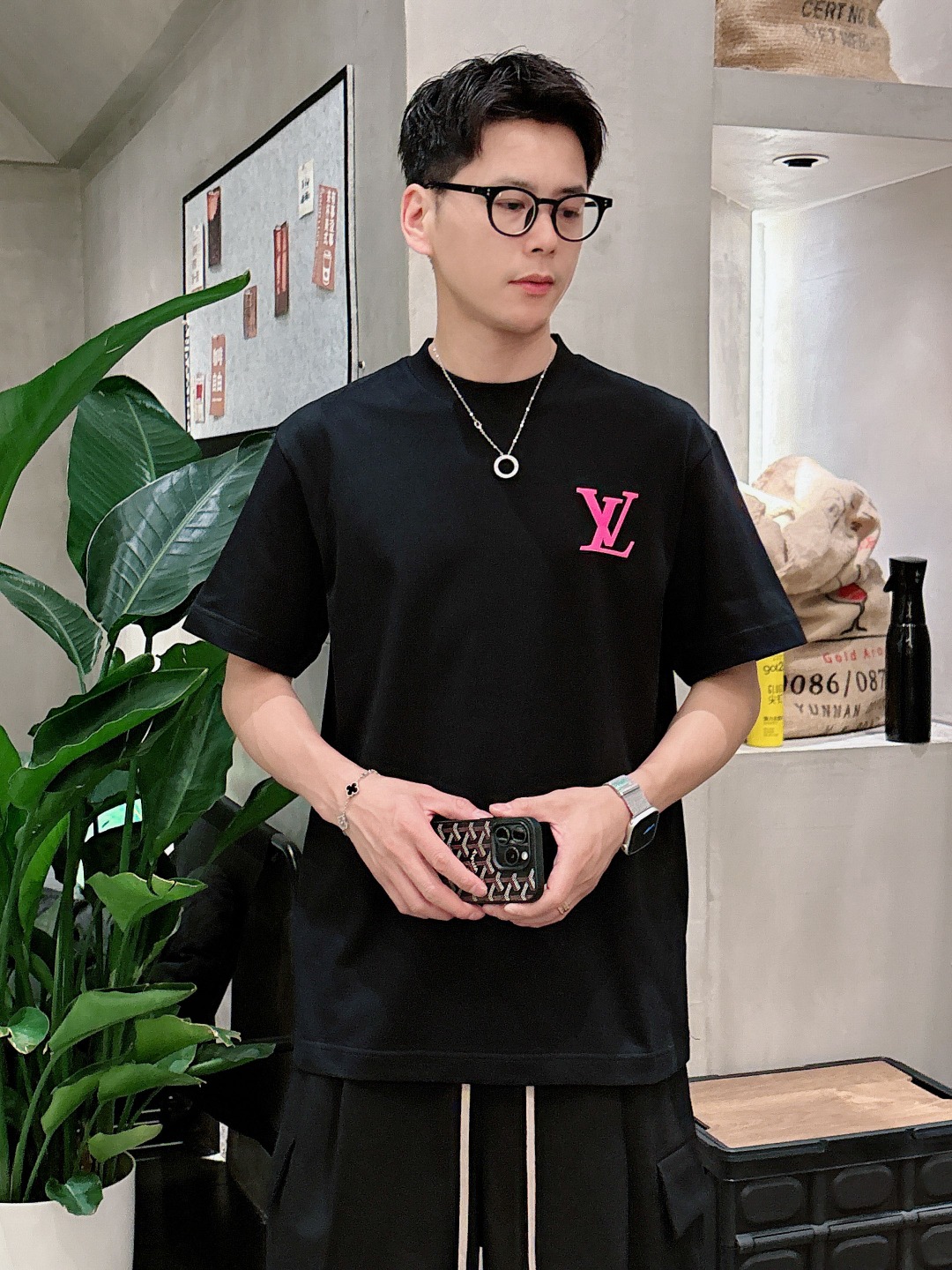 NO:427015,LV summer new men and women's short-sleeved T-shirt,!  Customized exclusive pure cotton fabric, customized original craft threads, and chest heavy-work letter logo craft design!  Simple and generous, calm and versatile, extremely high-end, perfectly integrated with fashion and style, a top fashionable style that perfectly suits the outside wear!  The overall feeling is natural!  The ultimate classic versatile short-sleeved T-shirt is designed with the latest three-dimensional letter logo pattern elements!  The ultimate perfection of heavy industry!  Fans who pursue high quality are please buy them by themselves, and all fans who know the goods are invited to appreciate this model together!  !  Size S-2XL S S S Shoulder Width 46 Bust 102 Clothes 66 Sleeve length 22 M Sleeve width 47 Bust 106 Clothes 67 Sleeve length 23 L Sleeve width 48 Bust 110 Clothes 68 Sleeve length 24 XL Sleeve width 49 Bust 114 Clothes 69 Sleeve length 25 2XL Sleeve width 50 Bust 116 Clothes 70 Sleeve length 26,,louis vuitton,T-shirt,tees,t-shirt,alexander wang19860909LV 夏装新款男女同款短袖T恤,！定制专属纯棉面料,定制原版工艺螺纹,胸前重工字母logo工艺设计！简约大方,从容百搭,档次极高,完美融入时尚还有风情感一款完美符合外穿的顶尖时髦气质款！整体给人浑然天成的感觉！极致经典的百搭型短袖T恤,采用最新的立体字母logo图案元素设计！极致的重工极致的完美！追求高品质的粉丝们请自行抢购,诚邀所有识货的粉丝一同鉴赏此款！！ 尺码S-2XL S码肩宽46 胸围102 衣长66 袖长22 M码肩宽47 胸围106 衣长67 袖长23 L码肩宽48 胸围110 衣长68 袖长24 XL码肩宽49 胸围114 衣长69 袖长25 2XL码肩宽50 胸围116 衣长70 袖长26,,louis vuitton,T-shirt,tees，t-shirt,alexander wang,Men's clothing