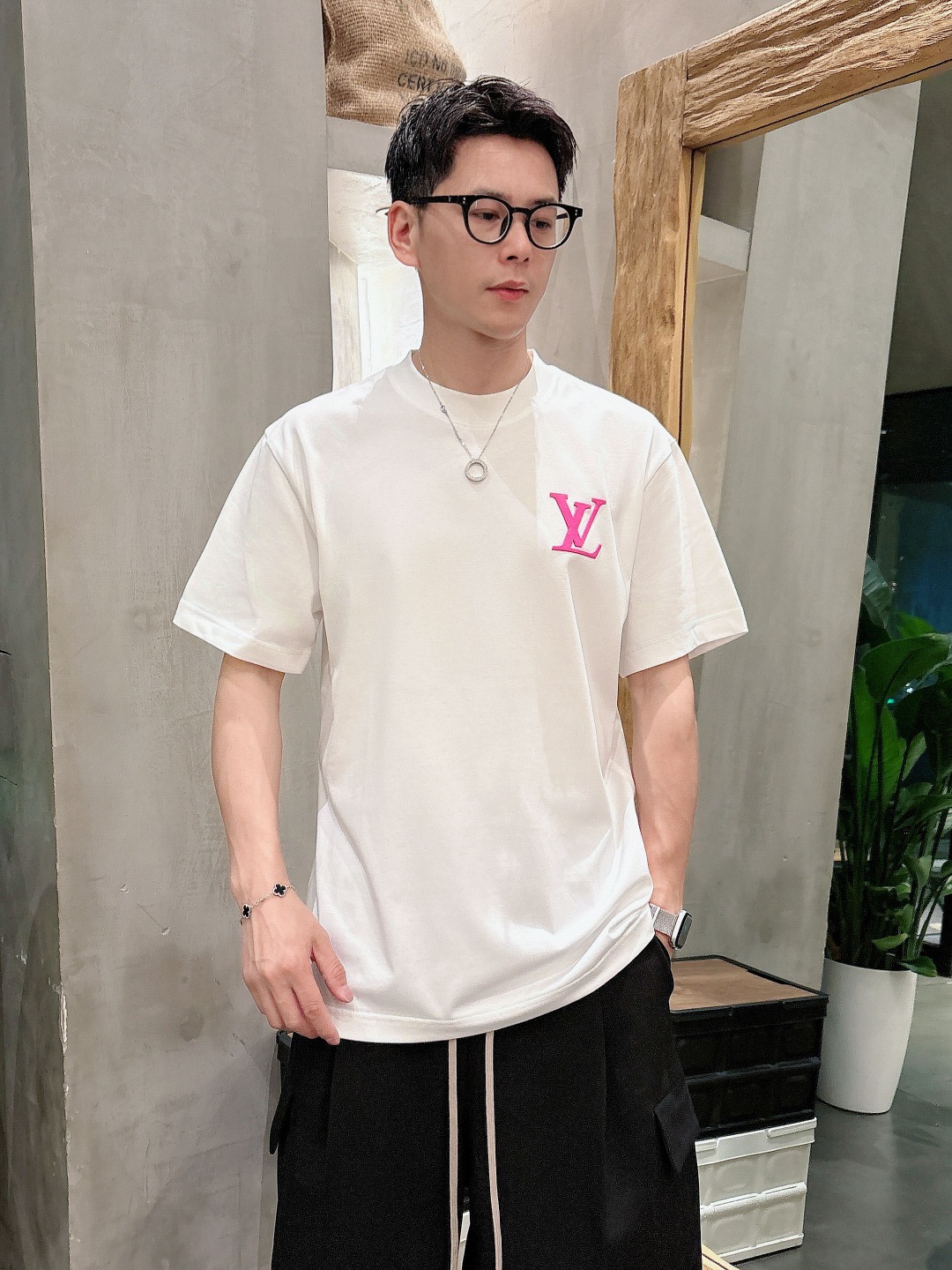 NO:425966,LV 2025 summer new men and women's short-sleeved T-shirt,!  Customized exclusive pure cotton fabric, customized original craft threads, and chest heavy-work letter logo craft design!  Simple and generous, calm and versatile, extremely high-end, perfectly integrated with fashion and style, a top fashionable style that perfectly suits the outside wear!  The overall feeling is natural!  The ultimate classic versatile short-sleeved T-shirt is designed with the latest three-dimensional letter logo pattern elements!  The ultimate perfection of heavy industry!  Fans who pursue high quality are please buy them by themselves, and all fans who know the goods are invited to appreciate this model together!  !  Size S-2XL S S S Shoulder Width 46 Bust 102 Clothes 66 Sleeve length 22 M Sleeve width 47 Bust 106 Clothes 67 Sleeve length 23 L Sleeve width 48 Bust 110 Clothes 68 Sleeve length 24 XL Sleeve width 49 Bust 114 Clothes 69 Sleeve length 25 2XL Sleeve width 50 Bust 116 Clothes 70 Sleeve length 26,,louis vuitton,T-shirt,tees,t-shirt,alexander wang19860909LV 2025夏装新款男女同款短袖T恤,！定制专属纯棉面料,定制原版工艺螺纹,胸前重工字母logo工艺设计！简约大方,从容百搭,档次极高,完美融入时尚还有风情感一款完美符合外穿的顶尖时髦气质款！整体给人浑然天成的感觉！极致经典的百搭型短袖T恤,采用最新的立体字母logo图案元素设计！极致的重工极致的完美！追求高品质的粉丝们请自行抢购,诚邀所有识货的粉丝一同鉴赏此款！！ 尺码S-2XL S码肩宽46 胸围102 衣长66 袖长22 M码肩宽47 胸围106 衣长67 袖长23 L码肩宽48 胸围110 衣长68 袖长24 XL码肩宽49 胸围114 衣长69 袖长25 2XL码肩宽50 胸围116 衣长70 袖长26,,louis vuitton,T-shirt,tees，t-shirt,alexander wang,Men's clothing