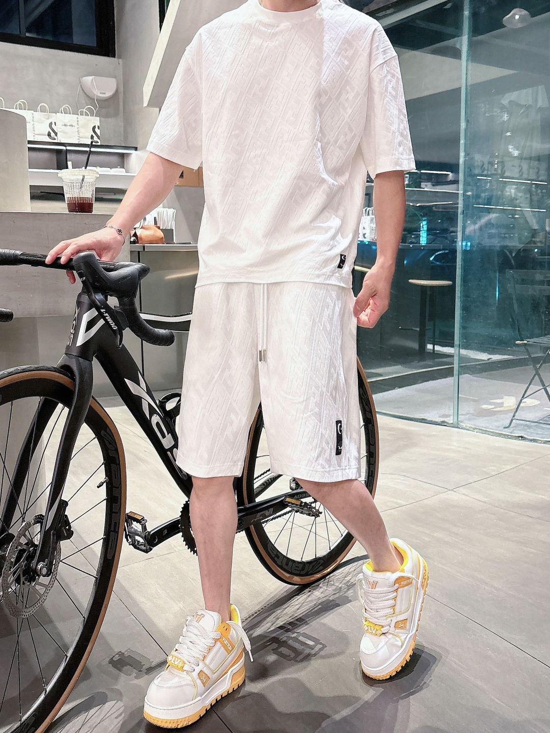 NO:453235,/Set LV 25/ss Spring and Summer New Cotton Set Perfect Jacquard Logo Top Hardware + Top Fabric Customization (One Set Not Disassembled) Standard Style Black White Two Colors Men and Women Same Model Number M L XL XXL XXXL,,louis vuitton,alexander wang19860909/套 LV 25/ss春夏新款棉质套装 完美提花标识 顶级五金+顶级面料定制（一套不拆） 标准版型 黑 白 两色 男女同款 码数M L XL XXL XXXL,,louis vuitton,alexander wang,Men's clothing