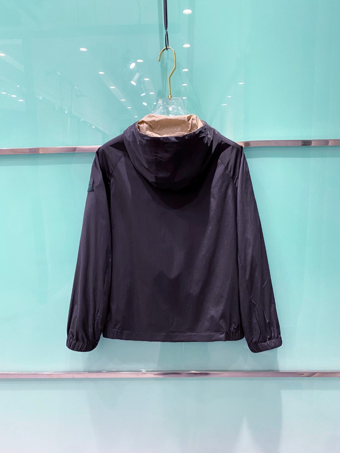 【新品】2026ss春季新款LV男士时尚休闲连帽双面穿夹克外套。双面组合设计，一面运用了经典品牌老花图案