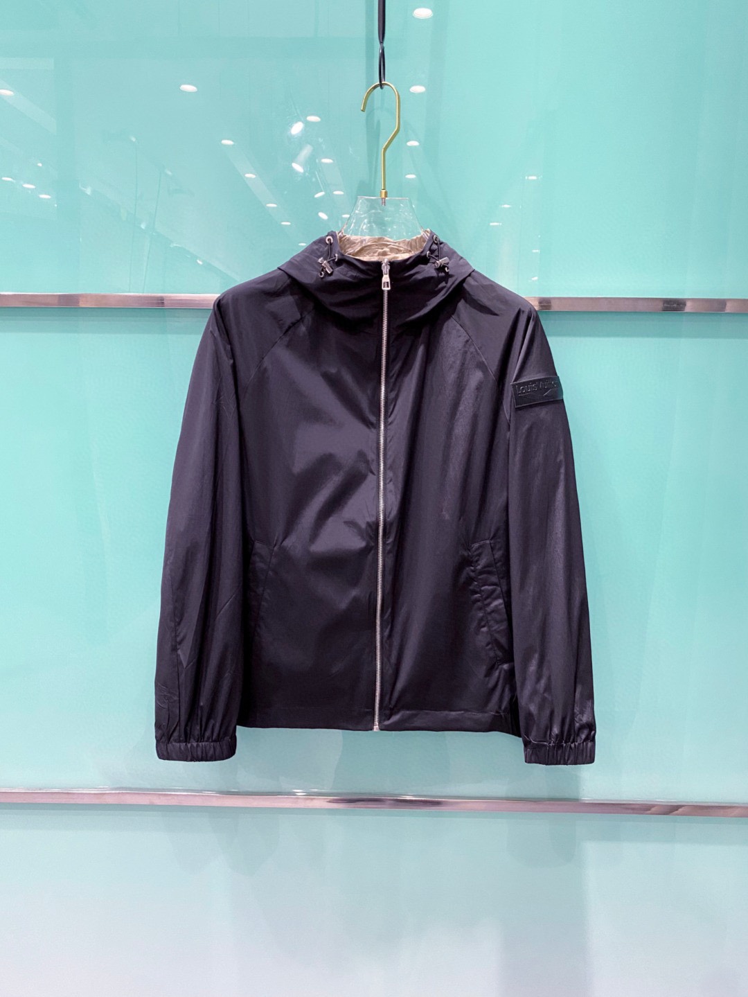 【新品】2026ss春季新款LV男士时尚休闲连帽双面穿夹克外套。双面组合设计，一面运用了经典品牌老花图案