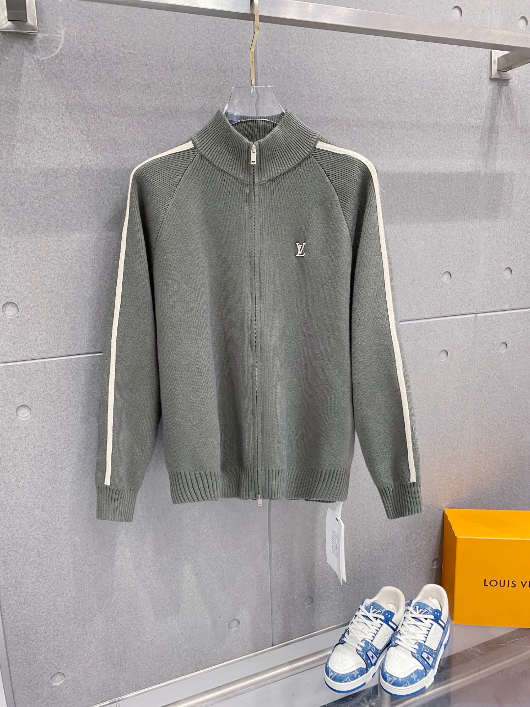 ￼ 路易威登 官网 秋冬同步更新 针织外套 海外爆款 精细羊毛针织厚实面料 舒服又保暖 绝对高端产物 M