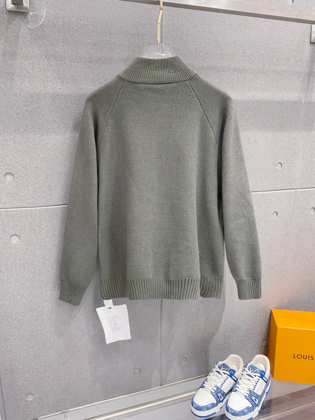 ￼ 路易威登 官网 秋冬同步更新 针织外套 海外爆款 精细羊毛针织厚实面料 舒服又保暖 绝对高端产物 M