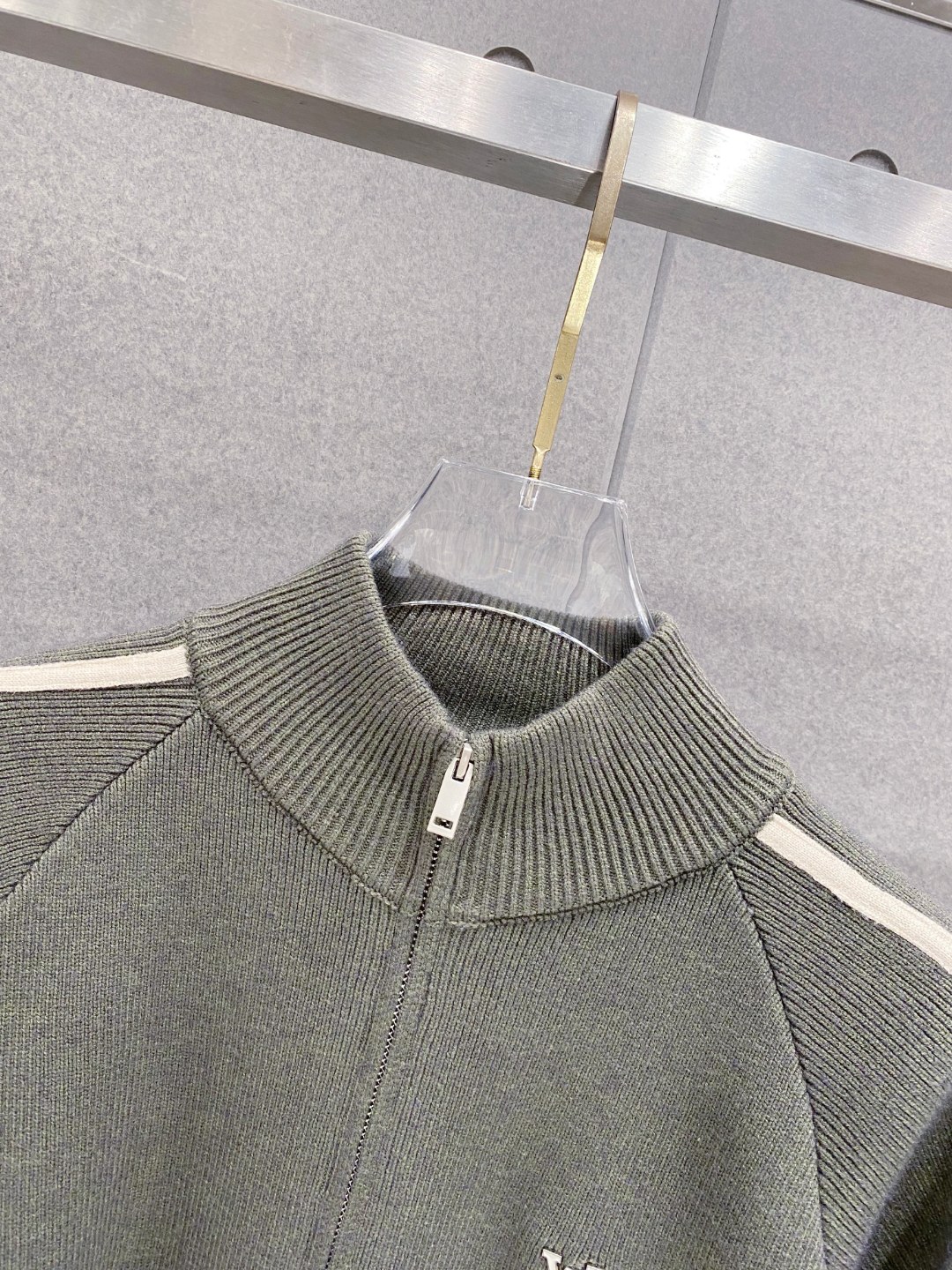 ￼ 路易威登 官网 秋冬同步更新 针织外套 海外爆款 精细羊毛针织厚实面料 舒服又保暖 绝对高端产物 M