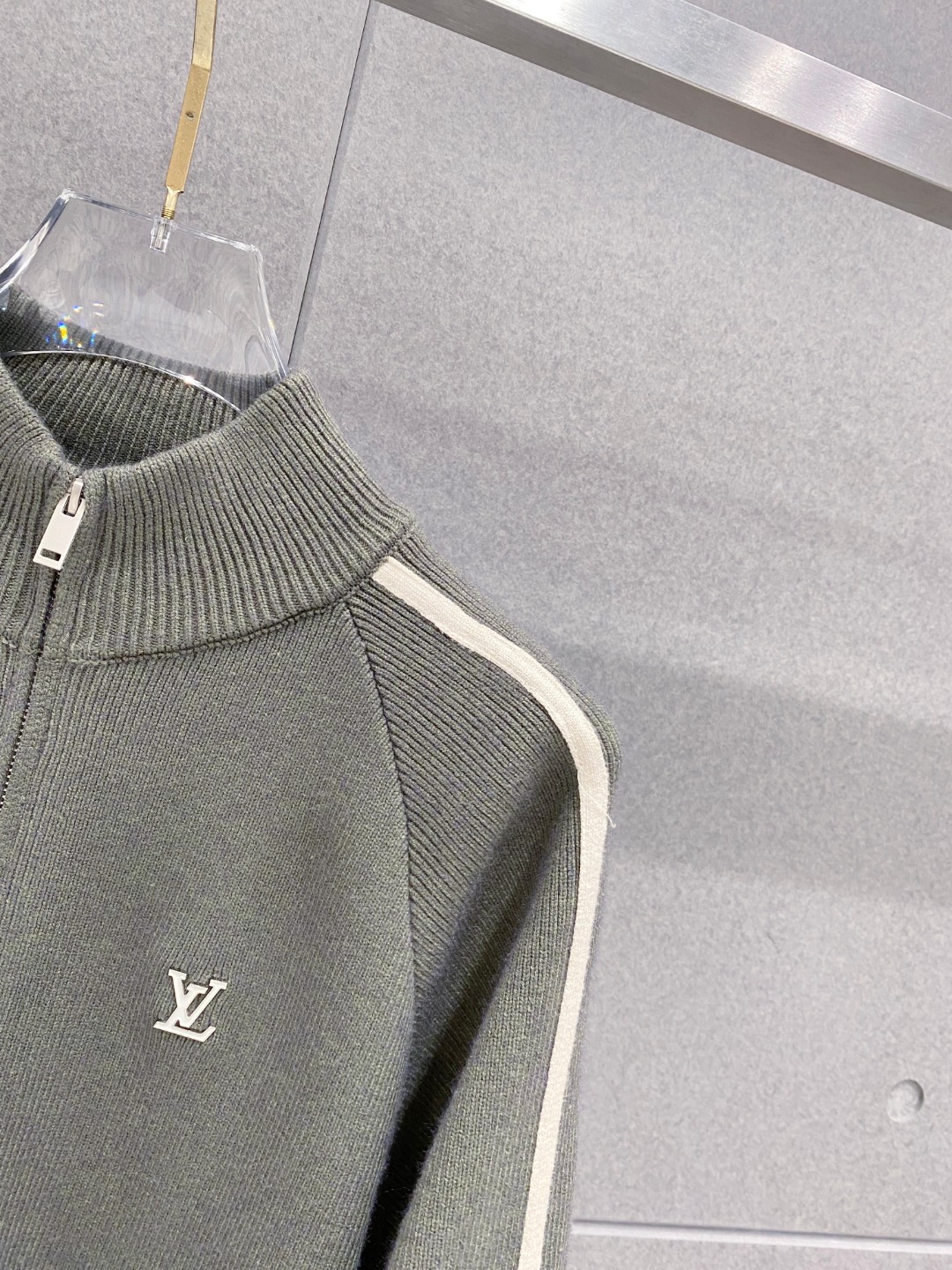 ￼ 路易威登 官网 秋冬同步更新 针织外套 海外爆款 精细羊毛针织厚实面料 舒服又保暖 绝对高端产物 M