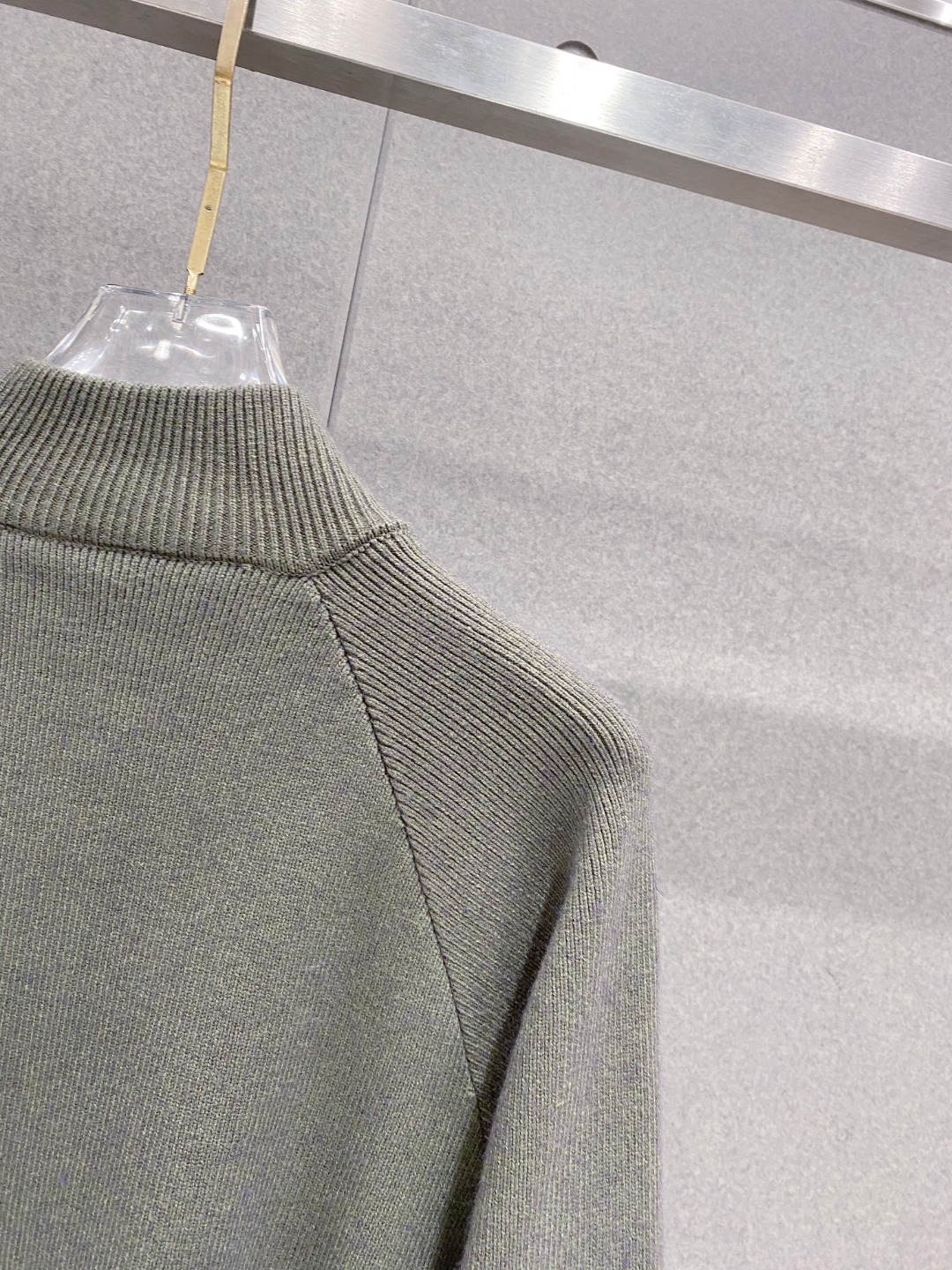 ￼ 路易威登 官网 秋冬同步更新 针织外套 海外爆款 精细羊毛针织厚实面料 舒服又保暖 绝对高端产物 M