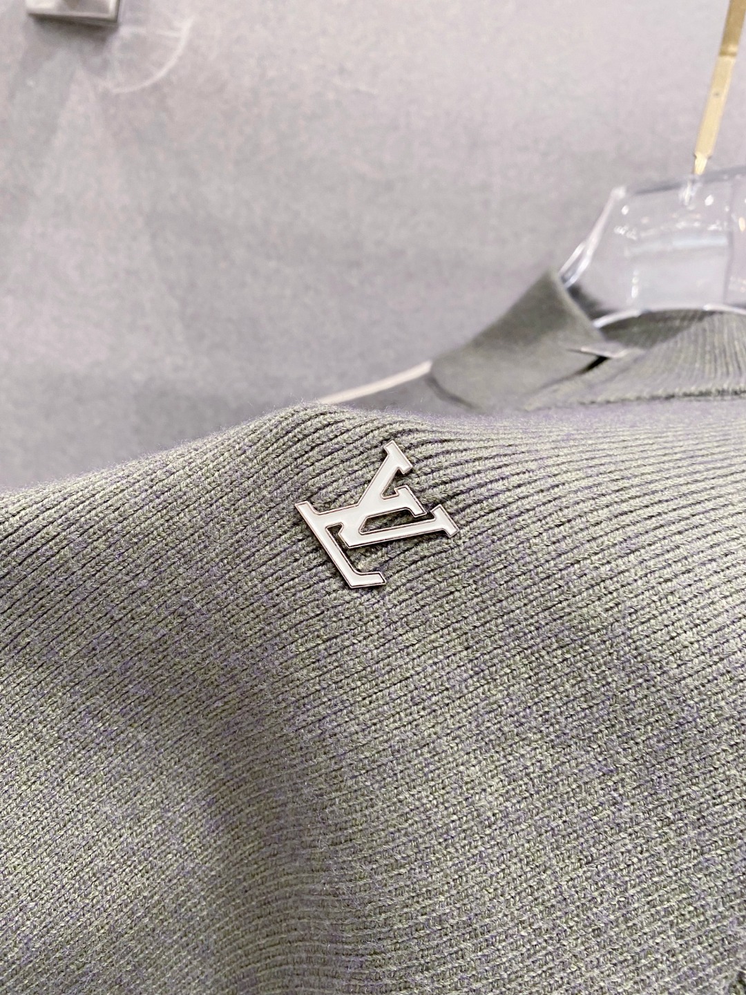 ￼ 路易威登 官网 秋冬同步更新 针织外套 海外爆款 精细羊毛针织厚实面料 舒服又保暖 绝对高端产物 M