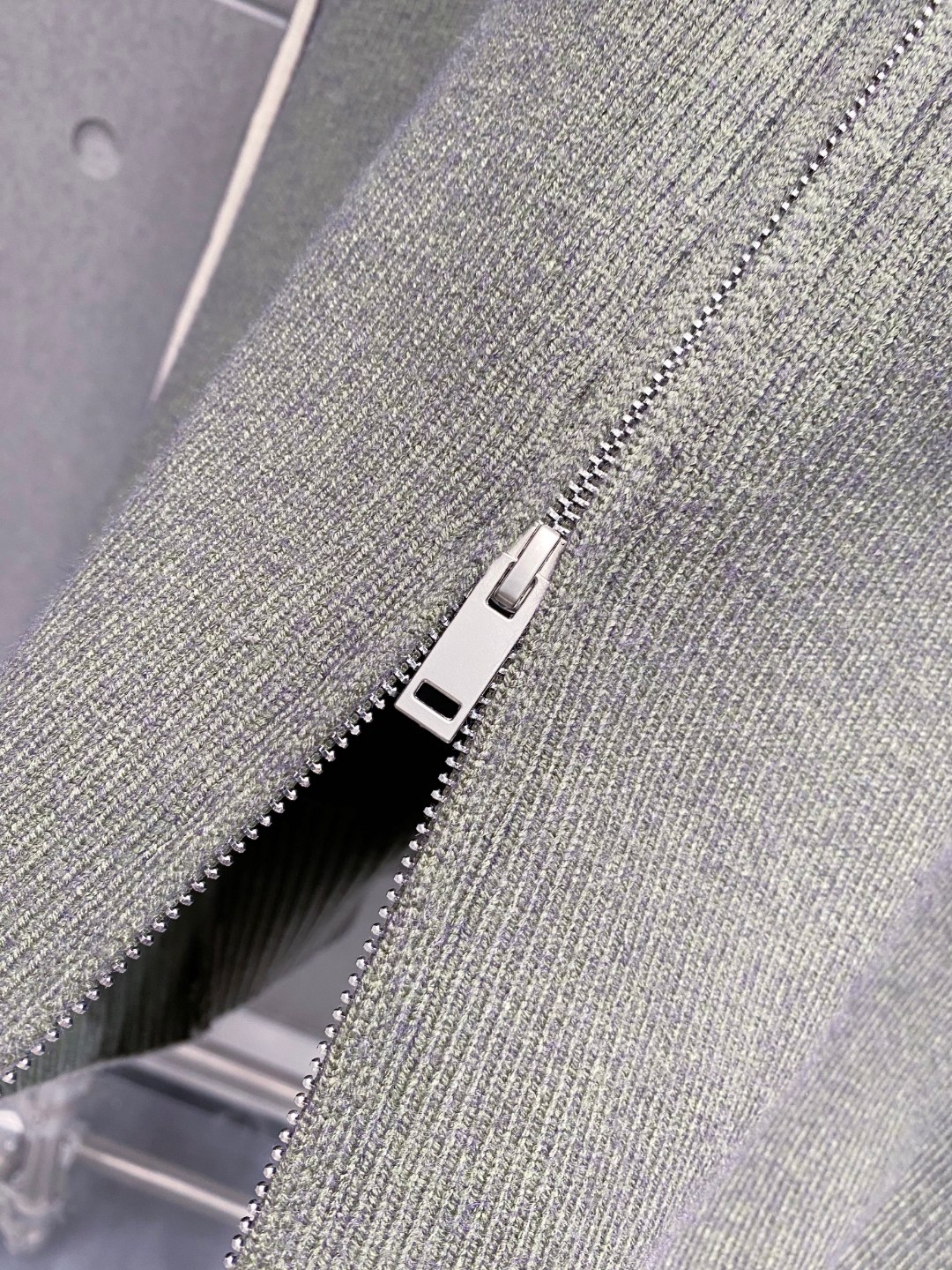 ￼ 路易威登 官网 秋冬同步更新 针织外套 海外爆款 精细羊毛针织厚实面料 舒服又保暖 绝对高端产物 M