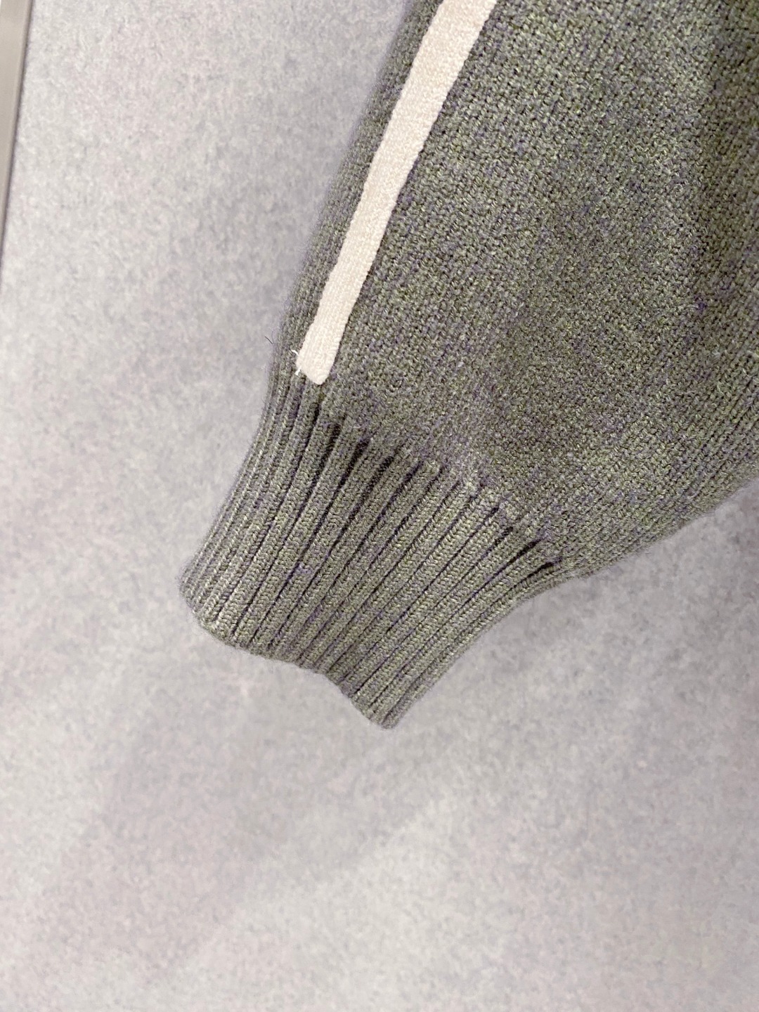 ￼ 路易威登 官网 秋冬同步更新 针织外套 海外爆款 精细羊毛针织厚实面料 舒服又保暖 绝对高端产物 M