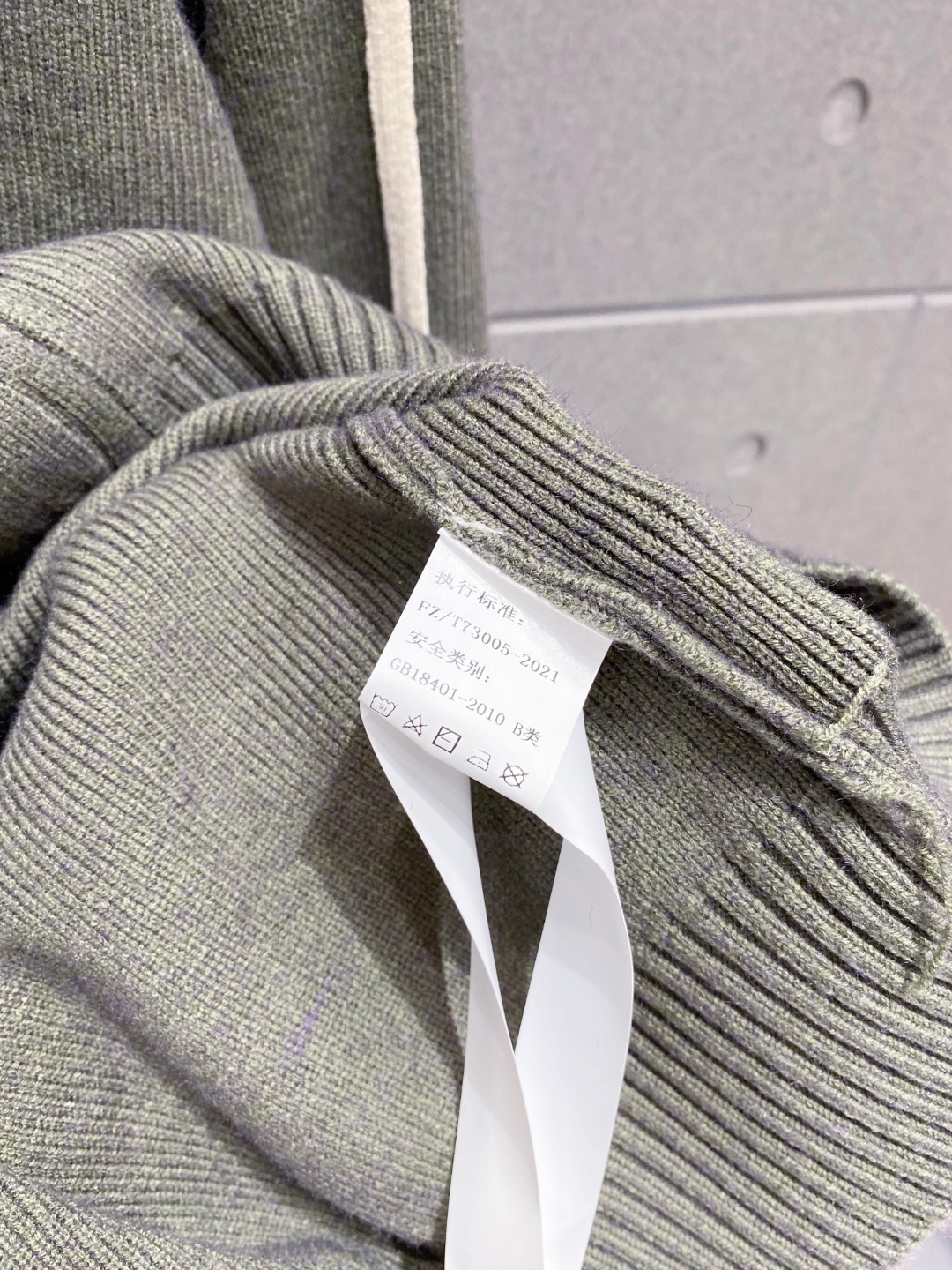 ￼ 路易威登 官网 秋冬同步更新 针织外套 海外爆款 精细羊毛针织厚实面料 舒服又保暖 绝对高端产物 M