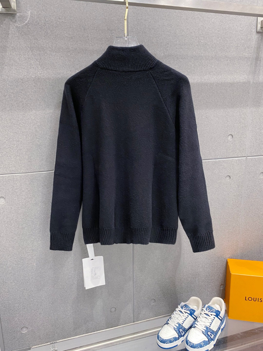 ￼ 路易威登 官网 秋冬同步更新 针织外套 海外爆款 精细羊毛针织厚实面料 舒服又保暖 绝对高端产物 M