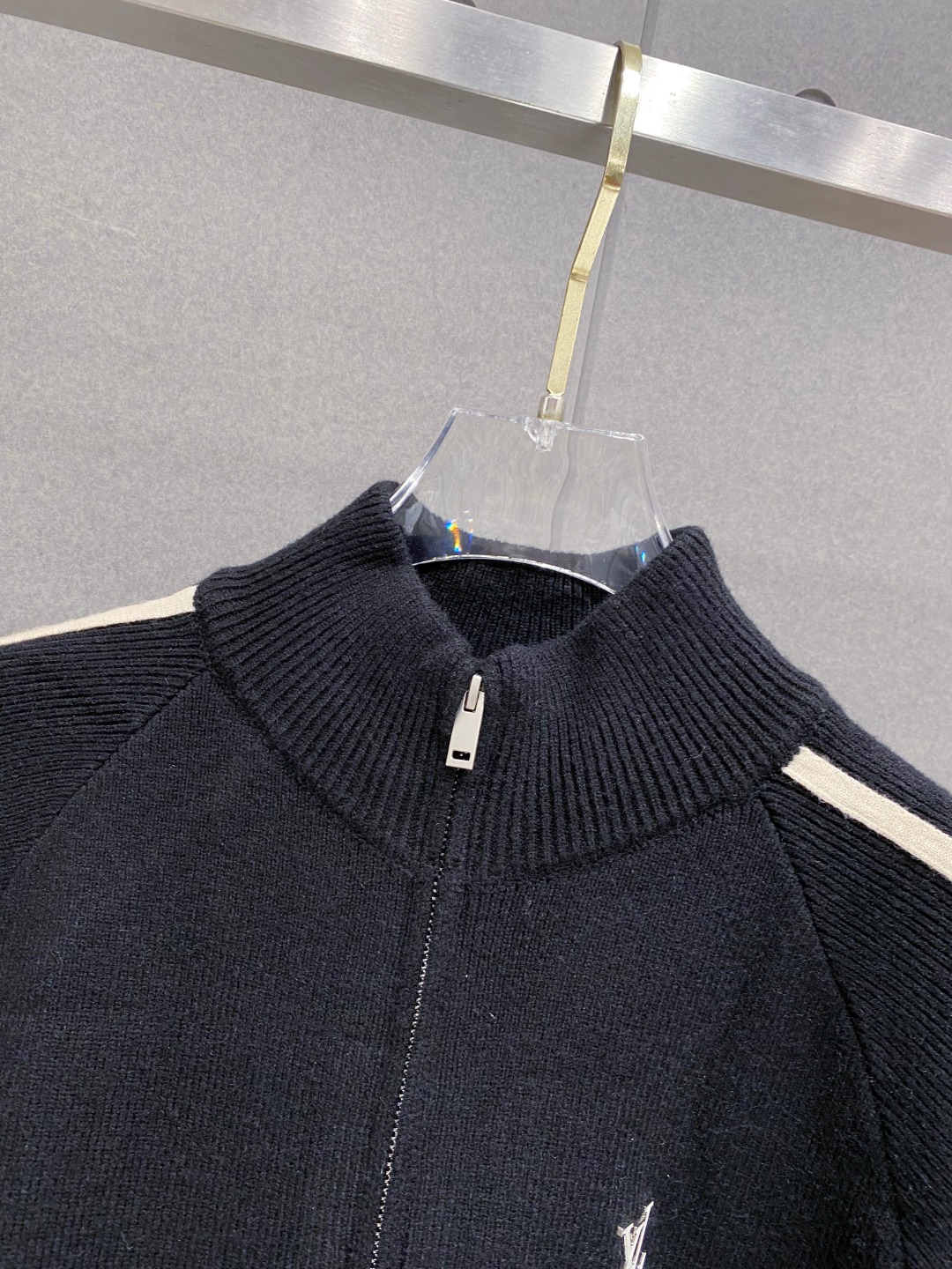 ￼ 路易威登 官网 秋冬同步更新 针织外套 海外爆款 精细羊毛针织厚实面料 舒服又保暖 绝对高端产物 M