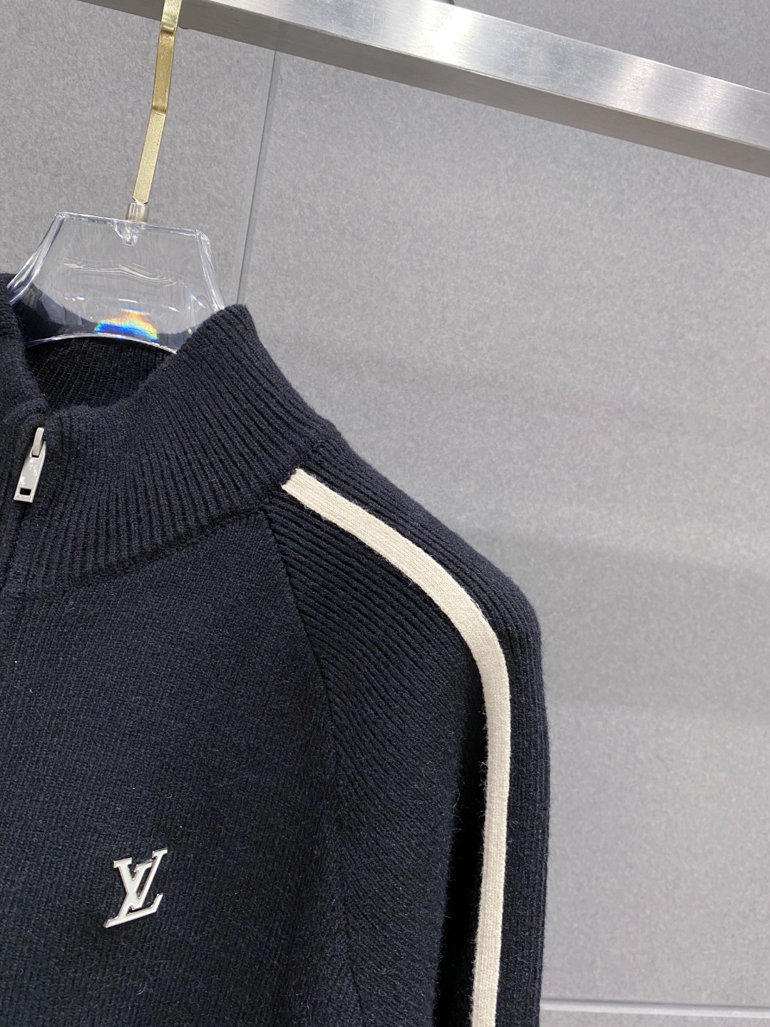 ￼ 路易威登 官网 秋冬同步更新 针织外套 海外爆款 精细羊毛针织厚实面料 舒服又保暖 绝对高端产物 M