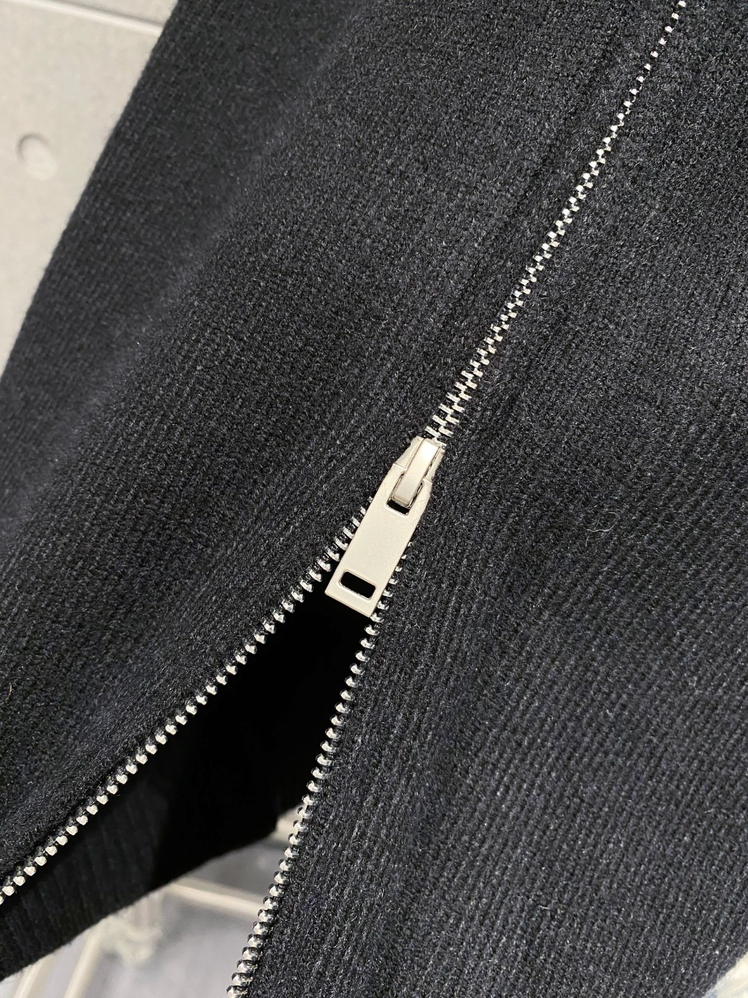 ￼ 路易威登 官网 秋冬同步更新 针织外套 海外爆款 精细羊毛针织厚实面料 舒服又保暖 绝对高端产物 M