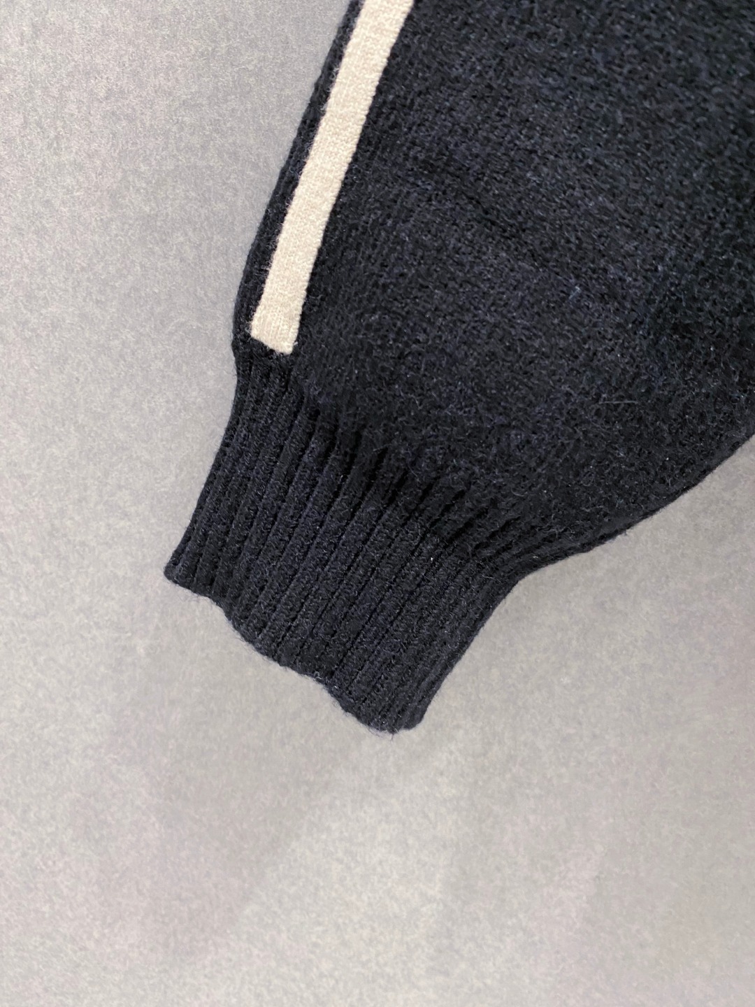 ￼ 路易威登 官网 秋冬同步更新 针织外套 海外爆款 精细羊毛针织厚实面料 舒服又保暖 绝对高端产物 M