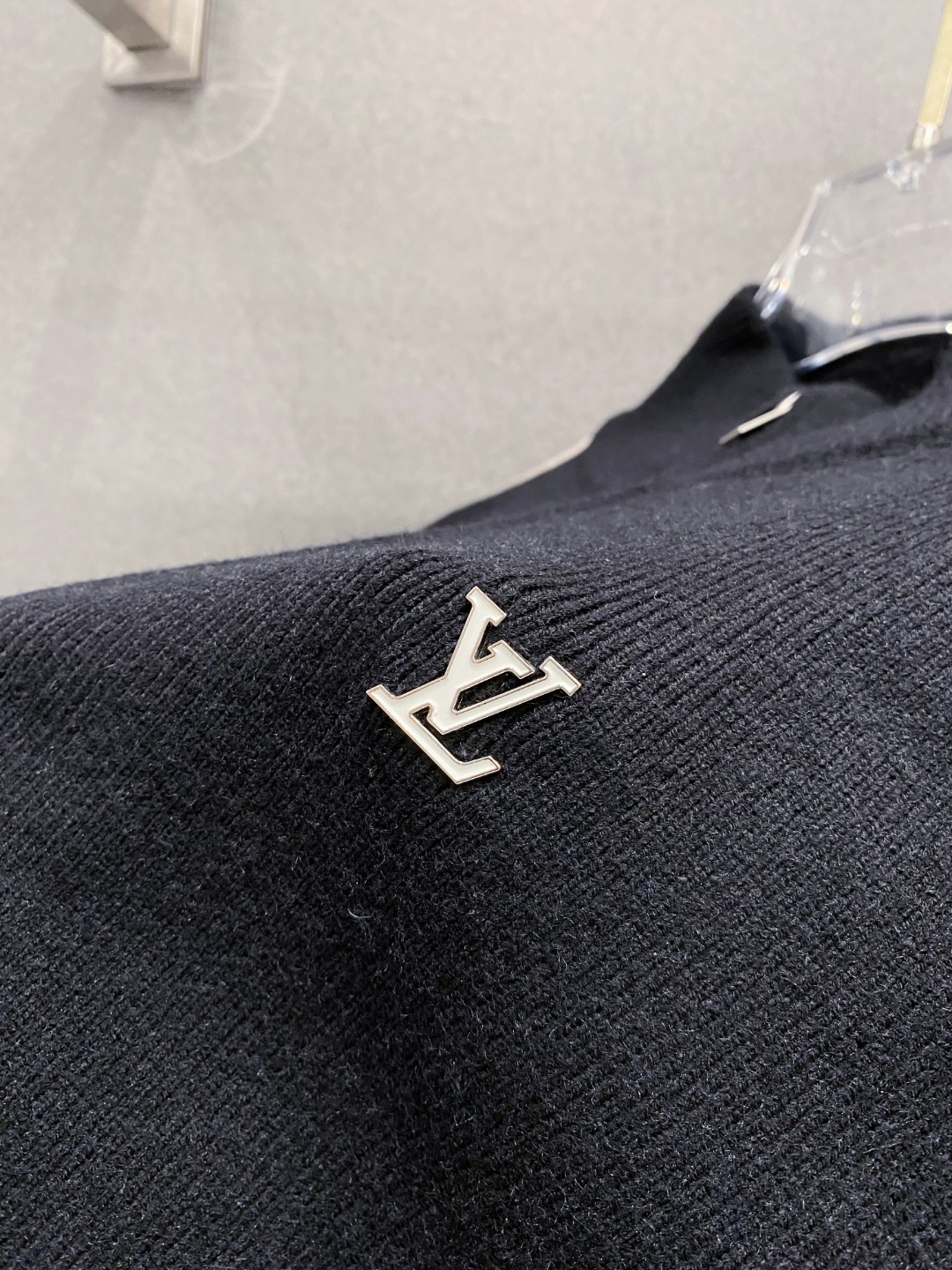 ￼ 路易威登 官网 秋冬同步更新 针织外套 海外爆款 精细羊毛针织厚实面料 舒服又保暖 绝对高端产物 M