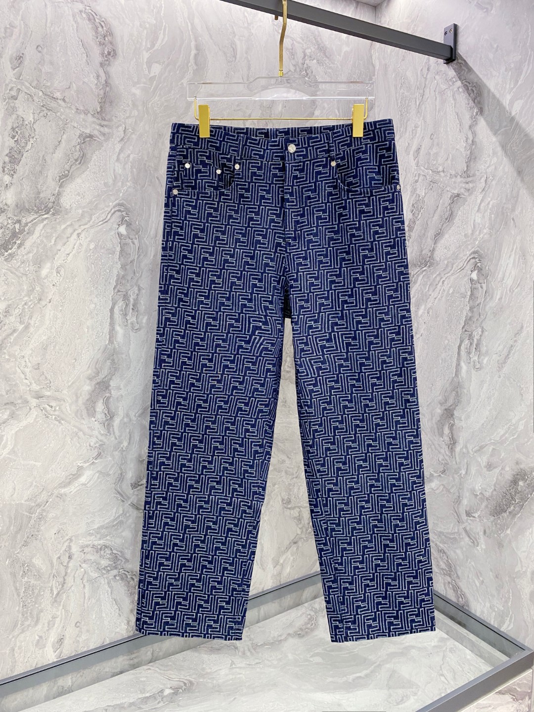 NO:547959,Fendi's new Lightning Canvas is a new favorite in urban casual style with its unique design concept and exquisite craftsmanship. It uses high-quality canvas fabrics and combines classic denim blue, which not only retains the retro charm of denim, but also adds the durability and breathability of canvas. The trousers are cleverly incorporated into lightning pattern elements, adding a touch of avant-garde and unruly to the overall shape and highlighting the personality style. The style is loose and comfortable, and the tailoring is smooth. Whether it is simple or casual, it can be easily controlled, showing a casual and natural casual attitude. Whether it is a weekend trip or a daily trip, this Lightning Canvas casual and fashionable canvas can make you the most eye-catching scenery on the street. It is not just a piece, but also an expression of a free and unruly attitude towards life, allowing you to feel the power and confidence from the heart every step you walk.  Spot sale blue 48-56, fendi, alexander wang19860909芬迪 新款 闪电帆布休闲时尚,以其独特的设计理念和精湛的工艺,成为都市休闲风尚的新宠.采用高品质帆布面料,融合经典牛仔蓝,既保留了牛仔的复古韵味,又增添了帆布的耐用与透气特性.裤身巧妙融入闪电图案元素,为整体造型增添一抹前卫与不羁,彰显个性风采.版型宽松舒适,剪裁流畅,无论是搭配简约还是休闲,都能轻松驾驭,展现随性自然的休闲态度.无论是周末出游还是日常出行,这款闪电帆布休闲时尚都能让你成为街头最亮眼的风景线.它不仅仅是一条,更是一种自由、不羁生活态度的表达,让你在每一步行走中,都能感受到那份来自内心的力量与自信. 现货发售蓝色48-56,,fendi,alexander wang,Men's clothing