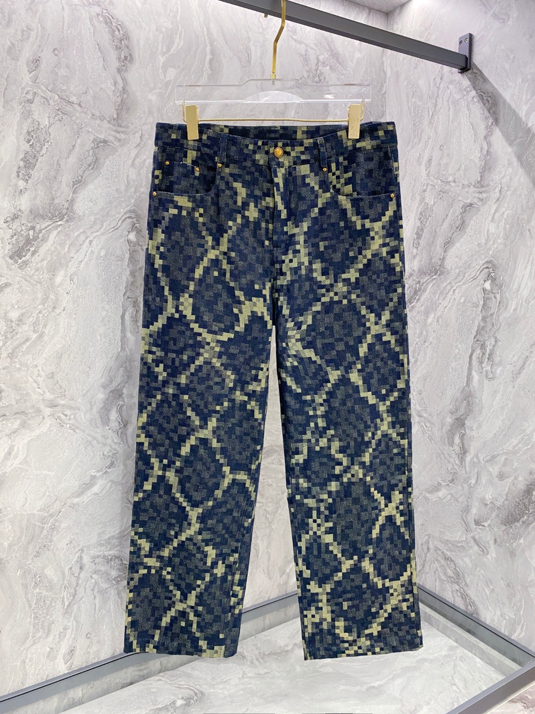 NO:547918,LV presbyopia canvas is casual and fashionable, combining the unique charm of retro and modernity, and has become the new favorite of trendy experts. Its characteristic is that the classic presbyopia pattern is presented with delicate canvas material, which not only adds a bit of literary atmosphere, but also highlights the extraordinary taste of the wearer. The straight-tube tailoring not only modifies the leg shape but also ensures the comfort of wearing. Whether it is simple or fashionable, it can easily control a variety of styles. The fabric has been processed through special craftsmanship, which not only retains the jeans' crispness, but also improves breathability and wear resistance, and can maintain a comfortable experience even if worn for a long time. Details, such as exquisite stitching and solid hardware accessories, all show the exquisite craftsmanship of craftsmen. This presbyopia canvas is not only a piece of clothing, but also a perfect carrier for showing personality and fashion attitude. Number of old-fashioned colors 48-56,,louis  vuitton,alexander wang19860909LV 老花帆布休闲时尚,融合了复古与现代的独特韵味,成为潮流达人的新宠.其特色在于经典的老花图案,以细腻的帆布材质呈现,不仅增添了几分文艺气息,更彰显穿着者的不凡品味.采用直筒剪裁,既修饰腿型又保证了穿着的舒适度,无论是搭配简约还是时尚,都能轻松驾驭多种风格.面料经过特殊工艺处理,既保留了牛仔的挺括感,又提升了透气性和耐磨性,即便是长时间穿着也能保持舒适体验.细节之处,如精致的缝线、牢固的五金配件,无不展现出匠人的精湛工艺.这款老花帆布休闲,不仅是一件服饰,更是展现个性与时尚态度的完美载体. 码数老花色48-56,,louis vuitton,alexander wang,Men's clothing