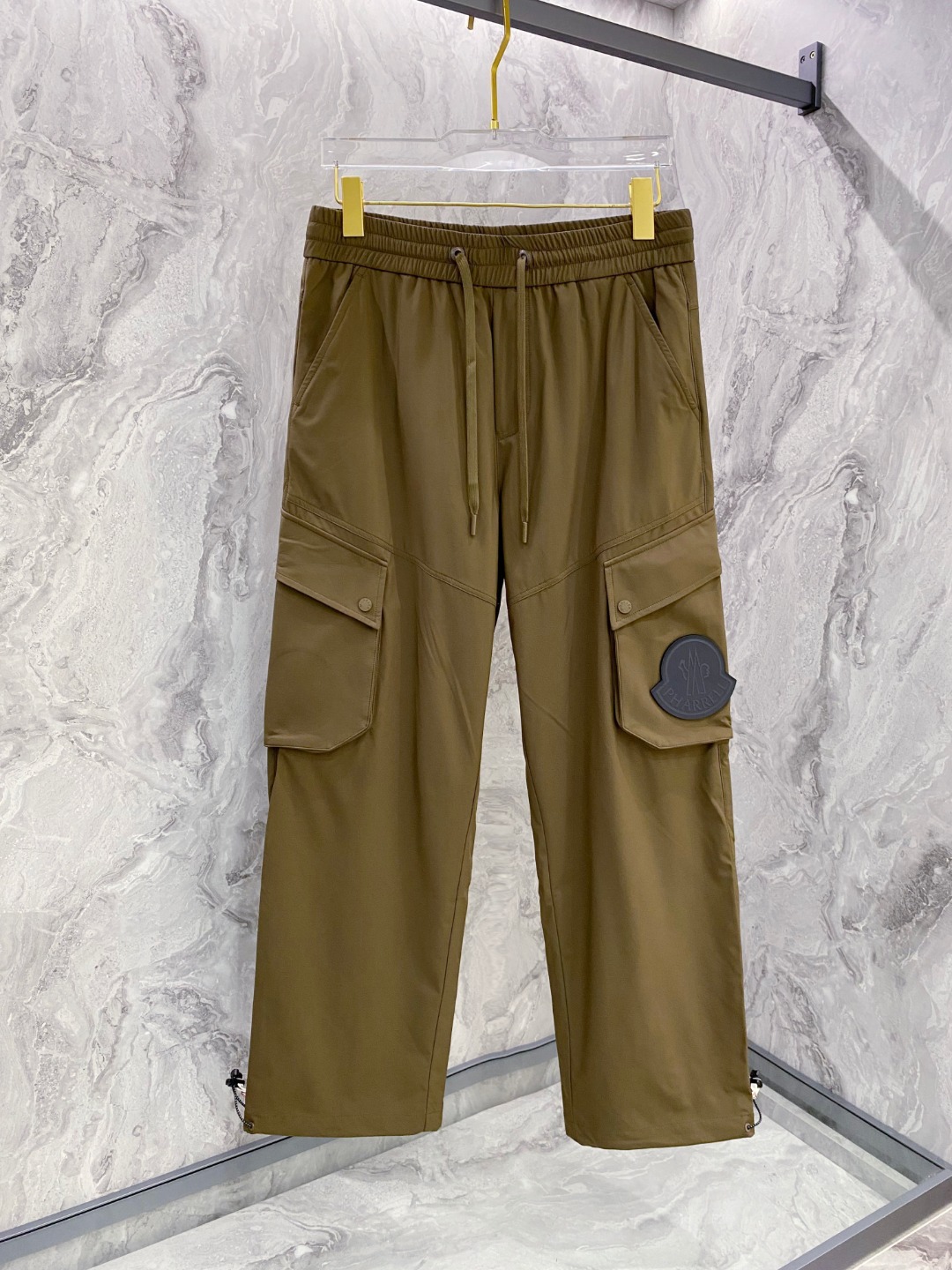 NO:547954,The moncler zipper zippers are a perfect combination of contemporary trends and comfort. Their unique design, paired with loose trousers and zippers, not only modify the leg shape, but also gives the wearer an unparalleled sense of freedom. Whether it is daily travel or casual activities, these trousers can be easily controlled and show your fashionable attitude. In terms of fabrics, it is usually made of soft and breathable materials, which can be kept comfortable and dry even if worn for a long time. The zipper design cleverly prevents trousers from rolling into the shoes, and adds a sense of neatness. Paired with a pair of simple white shoes or trendy sports shoes, you can easily create a street-style casual outfit.  In addition, the colors and patterns of casual fashion pants with tying feet are also very rich. Whether it is the classic solid color style or the printed patterns full of personality, they can meet the matching needs of different occasions and styles. Whether you are pursuing simple and fashionable, or you are loving personal expression, you can find your own unique charm in this pants. Two colors are available in stock, 48-56, Moncler, sneakers, alexander wang19860909蒙口 moncler 束脚休闲时尚裤,作为当代潮流与舒适的完美结合,正逐渐成为衣橱中的必备单品.其独特的设计,以宽松的裤腿搭配束脚设计,不仅修饰了腿型,还赋予了穿着者无与伦比的自在感受.无论是日常出行还是休闲活动,这款裤子都能轻松驾驭,展现你的时尚态度. 面料上,它通常采用柔软透气的材质,即便是长时间穿着也能保持舒适干爽.束脚的设计,巧妙地防止了裤脚卷入鞋内,同时增添了一份利落感.搭配一双简约的小白鞋或是潮流运动鞋,便能轻松打造出街头风格的休闲装扮. 此外,束脚休闲时尚裤的色彩与图案选择也极为丰富,无论是经典的纯色款式,还是充满个性的印花图案,都能满足不同场合与风格的搭配需求.无论是追求简约时尚的你,还是钟爱个性表达的你,都能在这款裤子中找到属于自己的那份独特魅力. 现货发售二色48-56,,Moncler,sneakers,alexander wang,Men's clothing