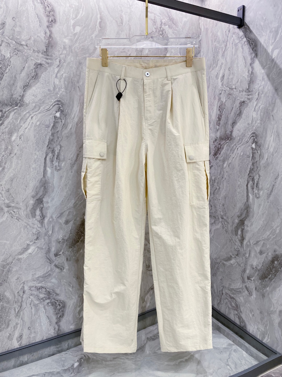 NO:547936,Burberry Men's Premium Casual Pants Top-quality fabric casual pants, the latest upper body style is invincible!  You can definitely close your eyes and close your eyes. This pair of pants is very versatile and has an elastic waist. It can be worn in daily work and outdoor sports. It is the perfect combination of fashion and leisure and outdoor sports, so it is your best choice whether you wear it daily or outdoors. Extreme comfort and quick perspiration are the most popular focus, which improves the wearing comfort and is suitable for aerobic exercise and cross-country running conditions. This type of running casual pants has an extremely wide range of applications, allowing you to naturally maintain your love for sports in the summer, and can also be worn in leisure life.  Size M-3XL,,burberry,alexander wang19860909巴宝莉 男士精品休闲裤 顶级面料休闲裤,最新款上身版型无敌正！ 绝对可以闭眼收的一款 此款裤子非常百搭,弹力腰围,日常上班 户外运动都可以穿着,是时尚休闲与户外运动的完美结合,所以无论您平时穿或者户外穿都是您的最佳选择. 极致舒适和快速排汗是备受青睐的重点,提升穿着舒适度,适合有氧运动和越野跑条件下穿着,此款是一件适用范围极其广泛的跑步休闲裤,让你在夏天自然可以保持对运动热爱,也可以在休闲生活中穿着 尺码M-3XL,,burberry,alexander wang,Men's clothing